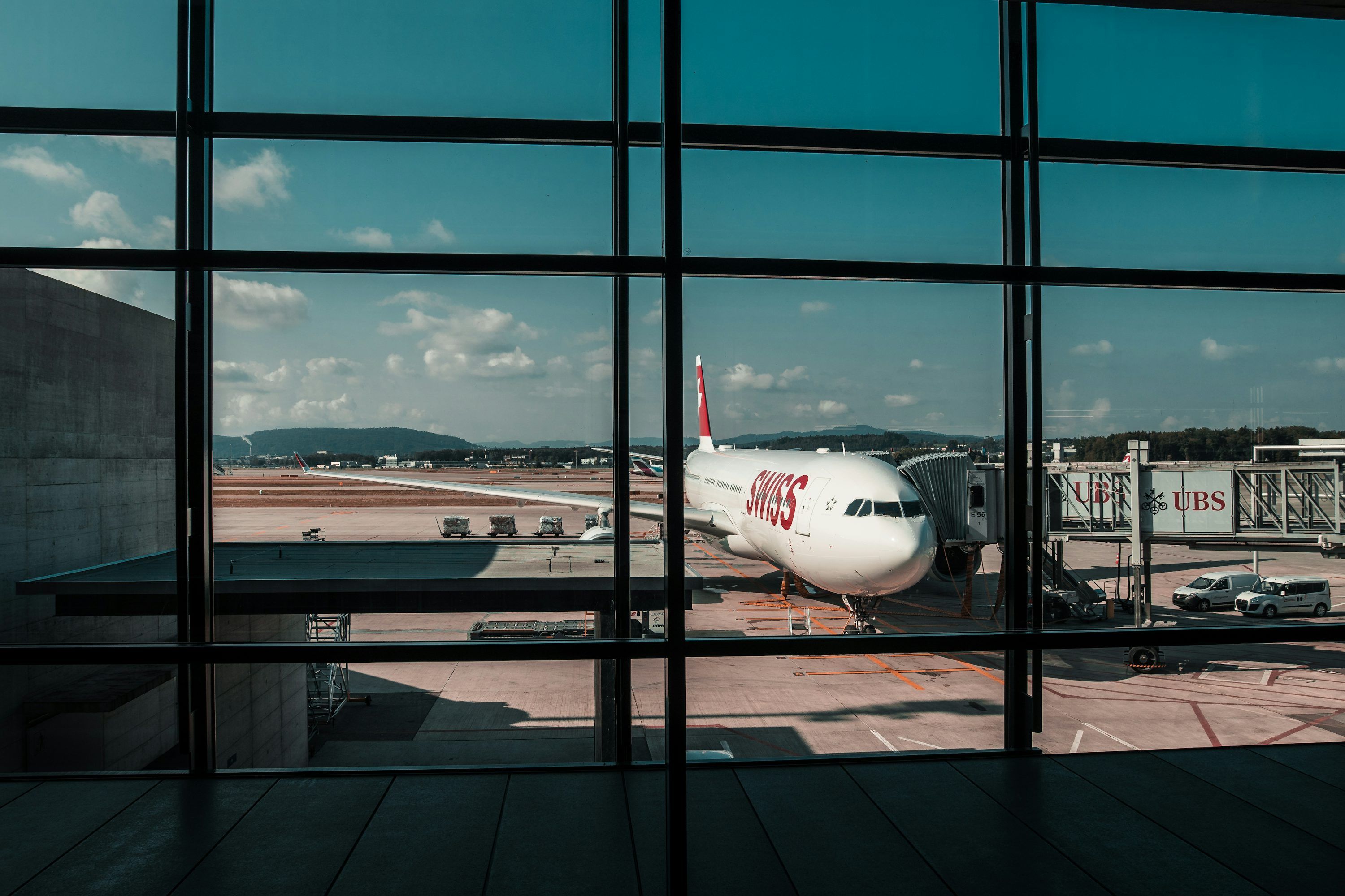 3000x2000 Parked airplane photo