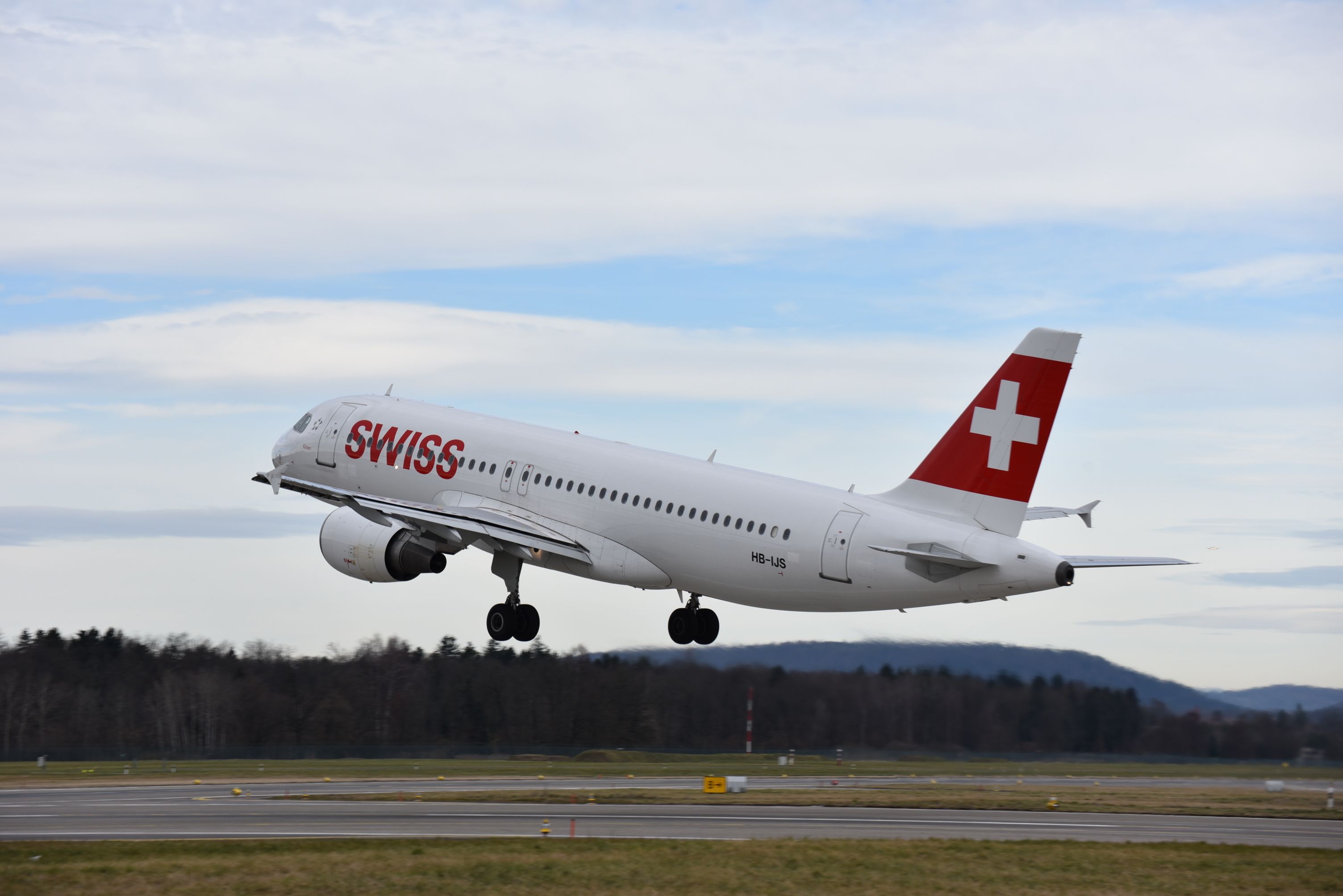 3008x2008 Spotting in the middle of the airport, 25th May, Zurich Airport Flight Community