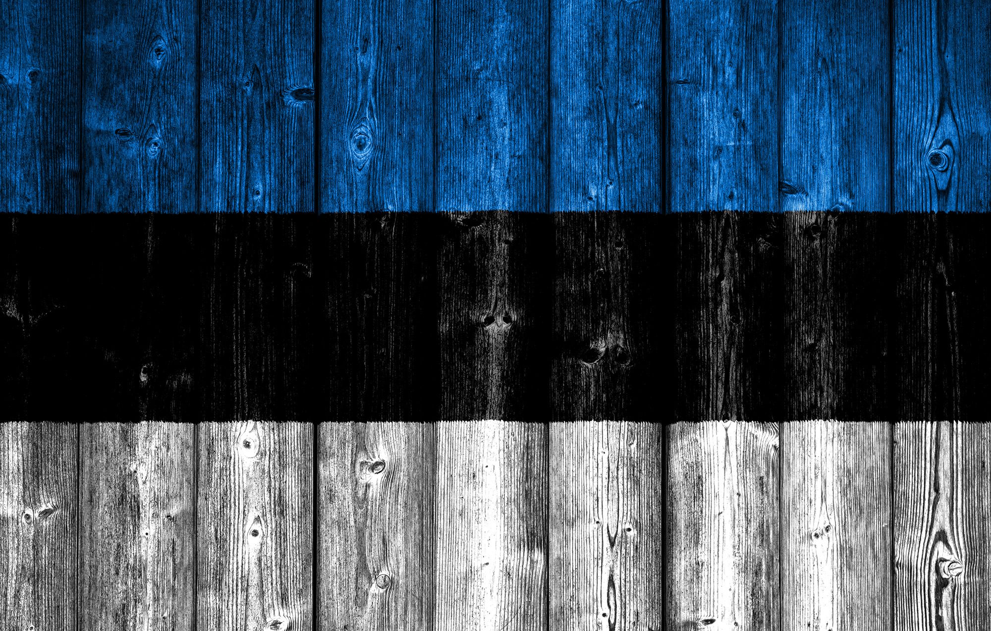 2000x1273 Flag of Estonia on wood