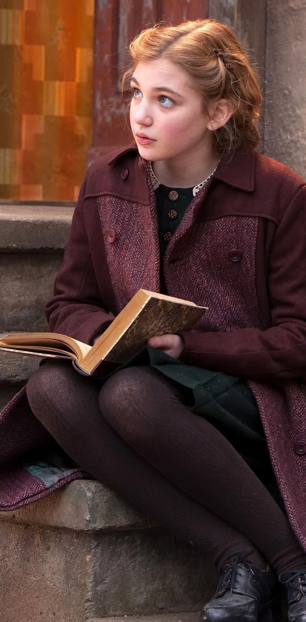 630x1280 Sophie Nelisse wallpaper
