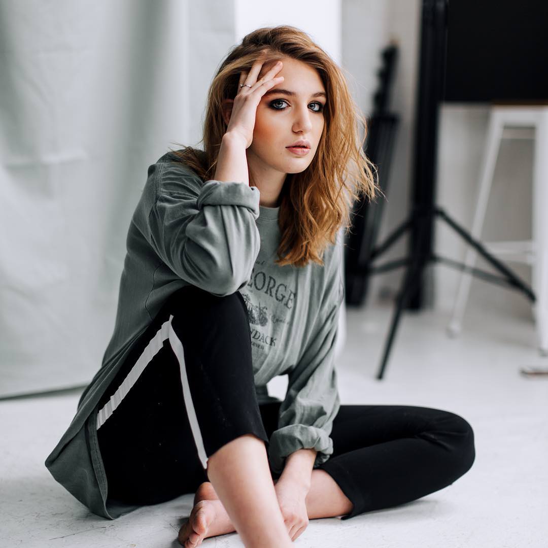 1080x1080 Sophie Nélisse Wallpaper