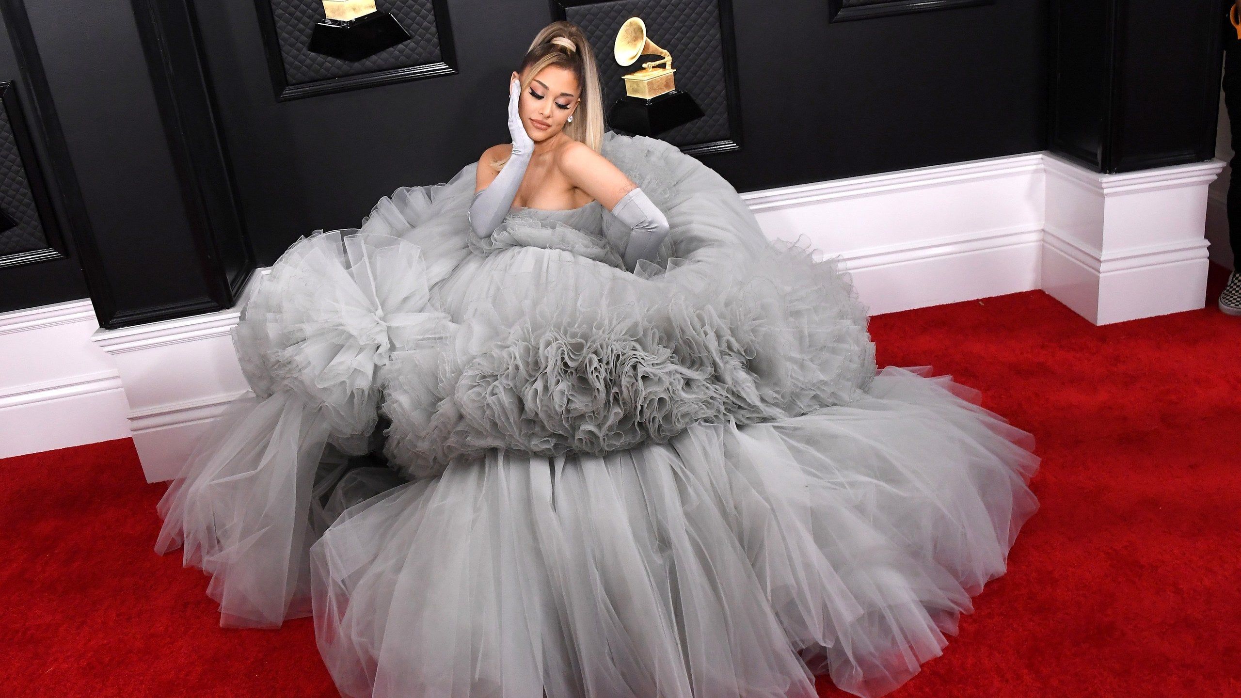 2560x1440 Ariana Grande Red Carpet