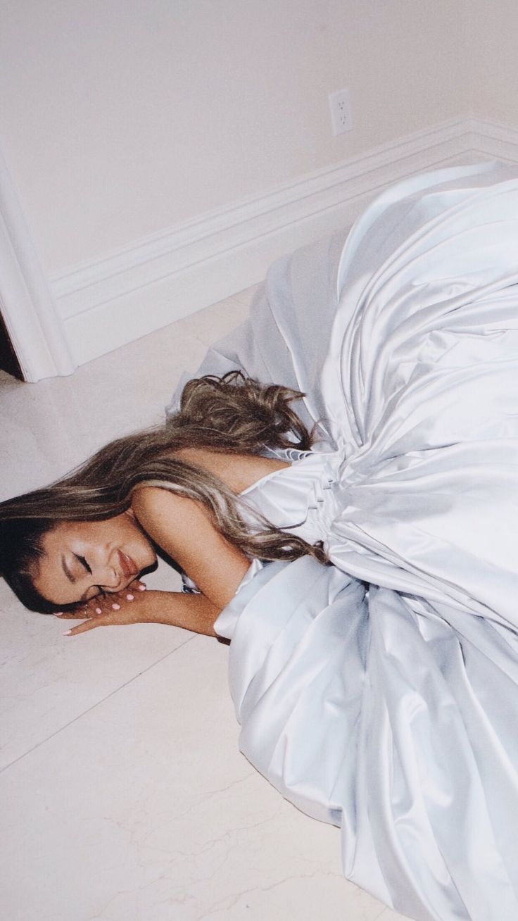 736x1308 Ariana grande background. Ariana grande outfits, Ariana grande wallpaper, Ariana grande fotos