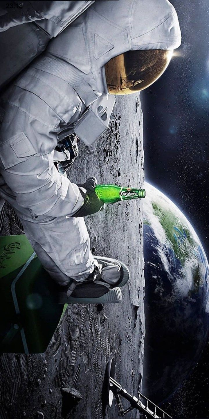 720x1440 Astronaut in Outer Space with a Green Bottle. Duvar kağıtları, Kunst, Ekran
