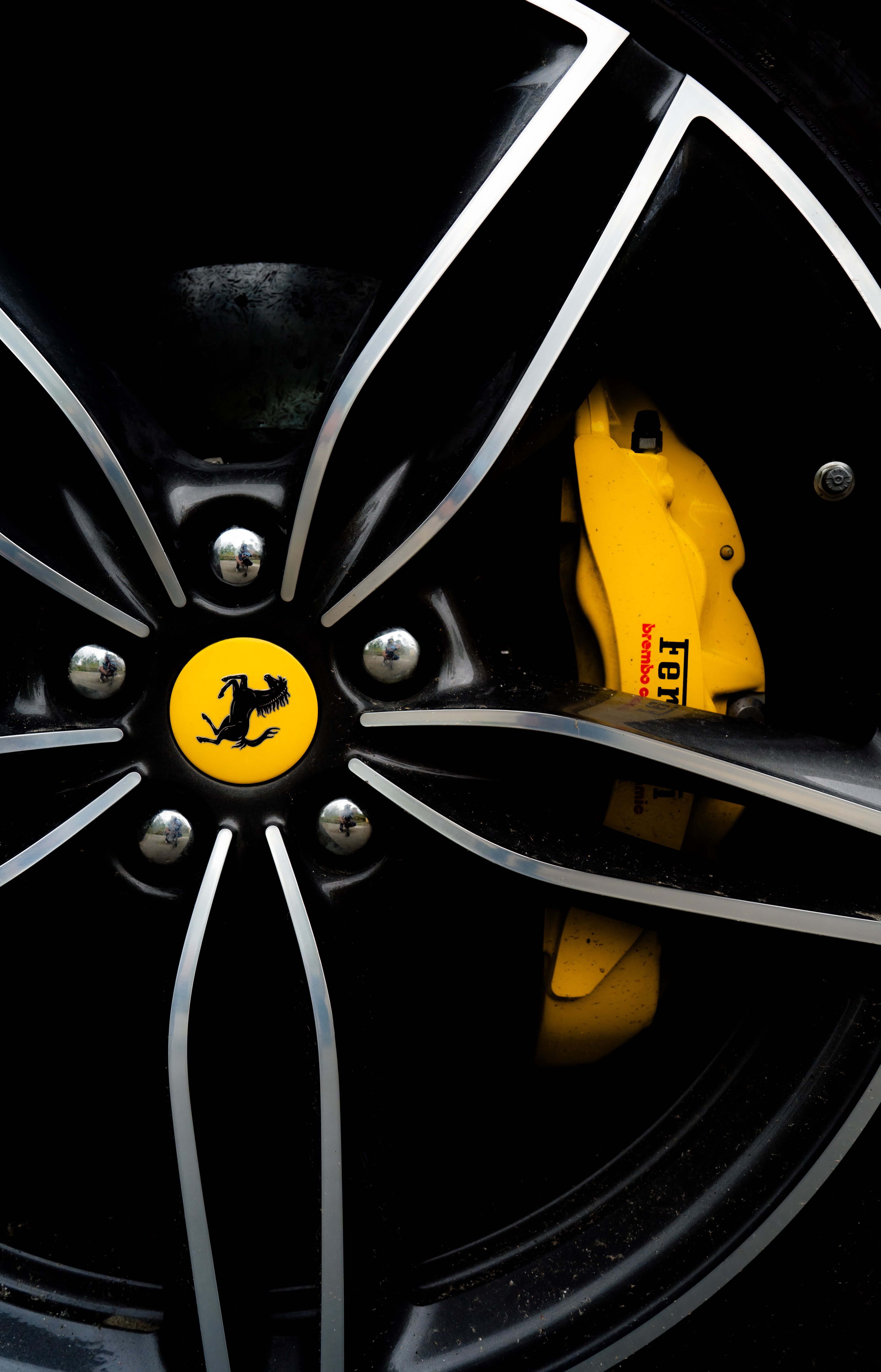 3853x6000 Wheel of Ferrari Roma · Free