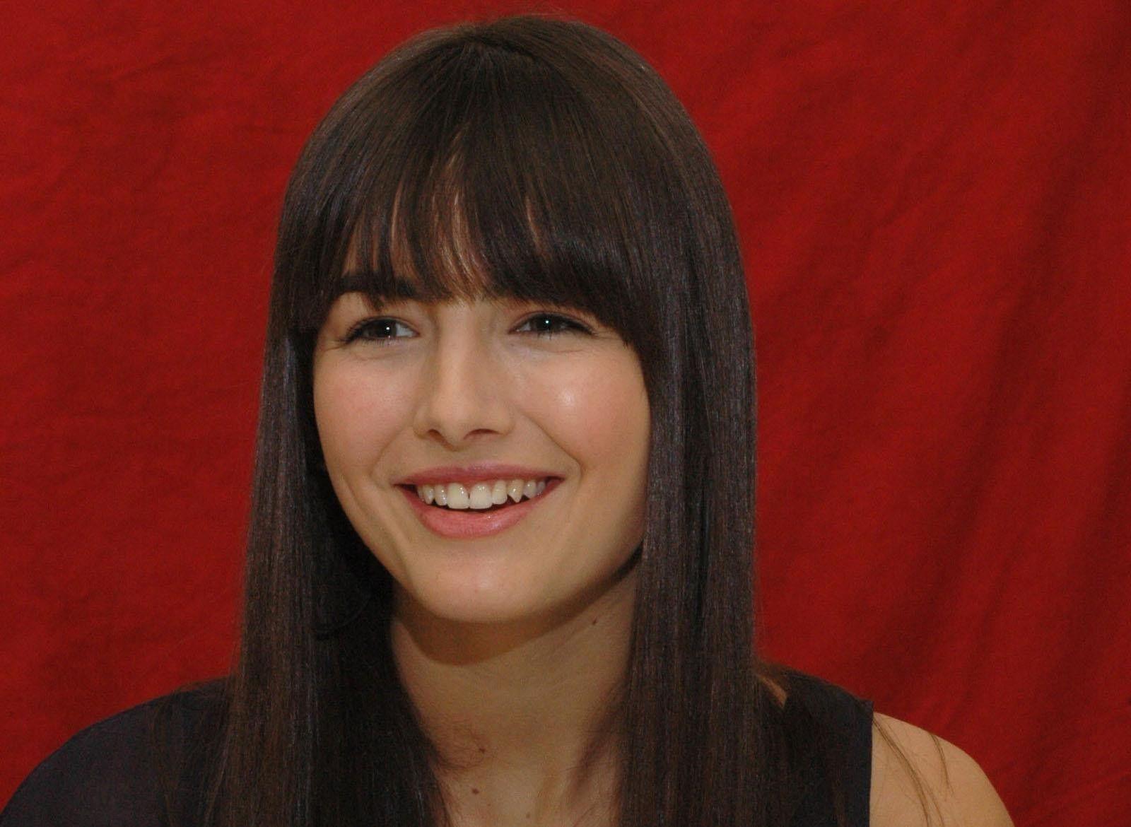 1600x1170 Camilla Belle Biography Photo Wallpaper