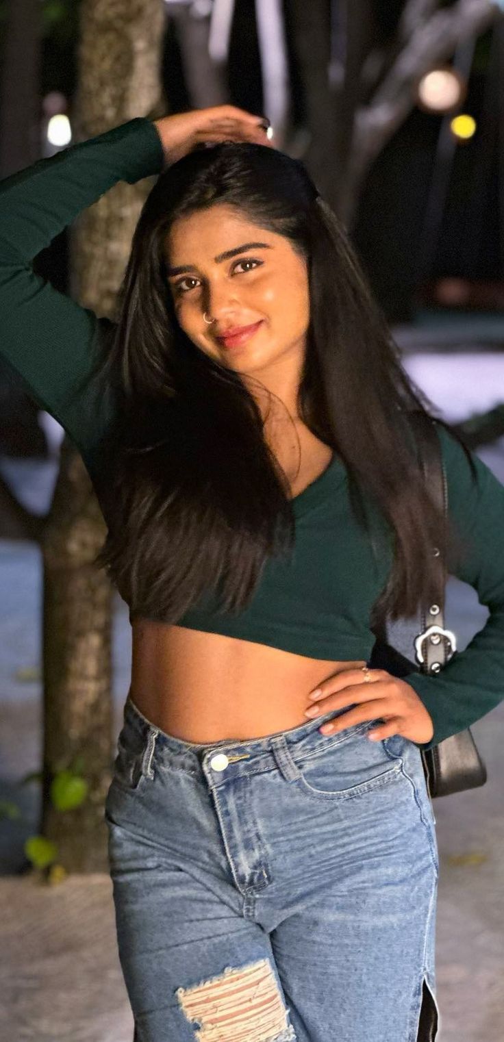 736x1522 Gouri Kishan hot hip show