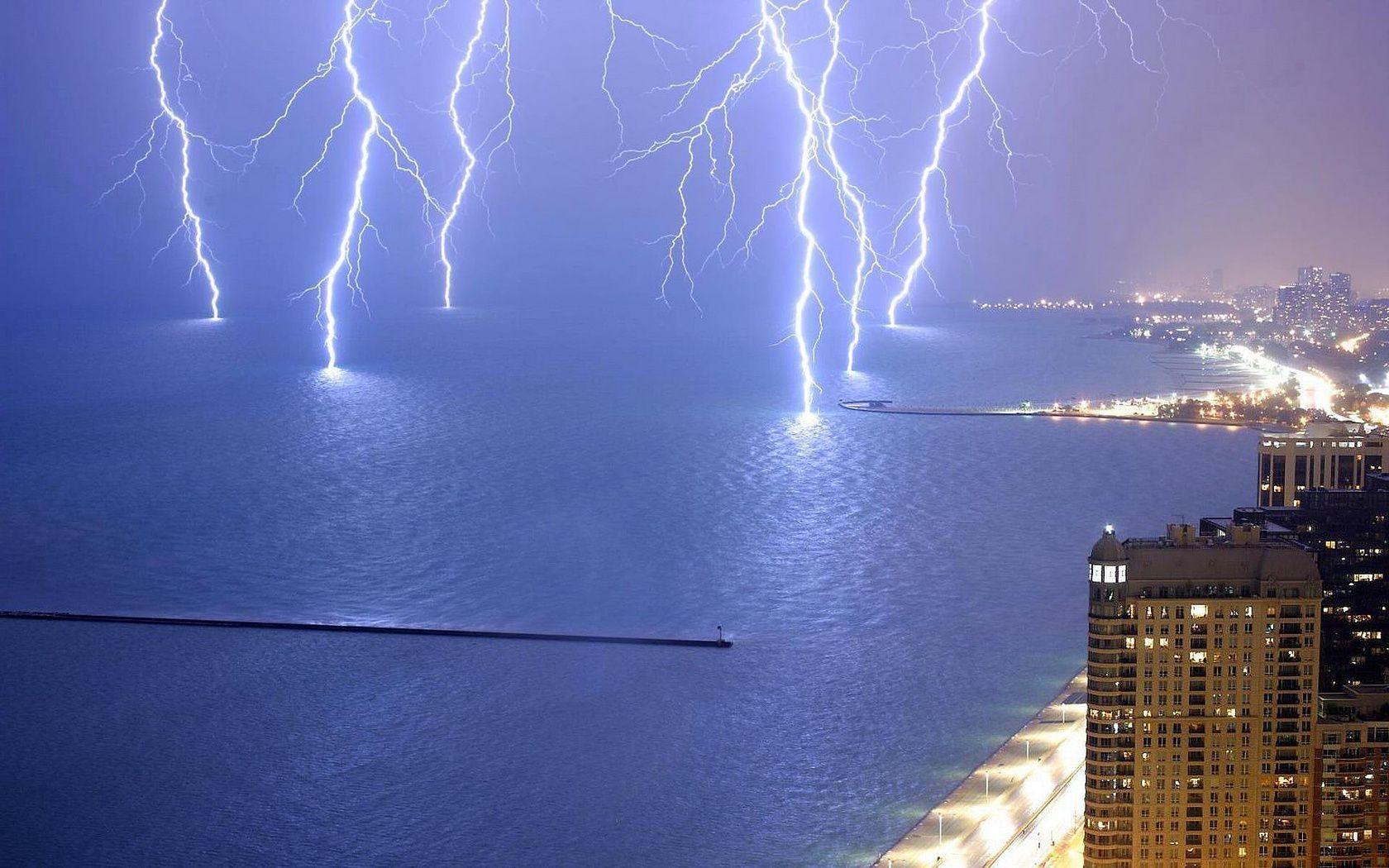 1680x1050 Lightning over lake Michigan