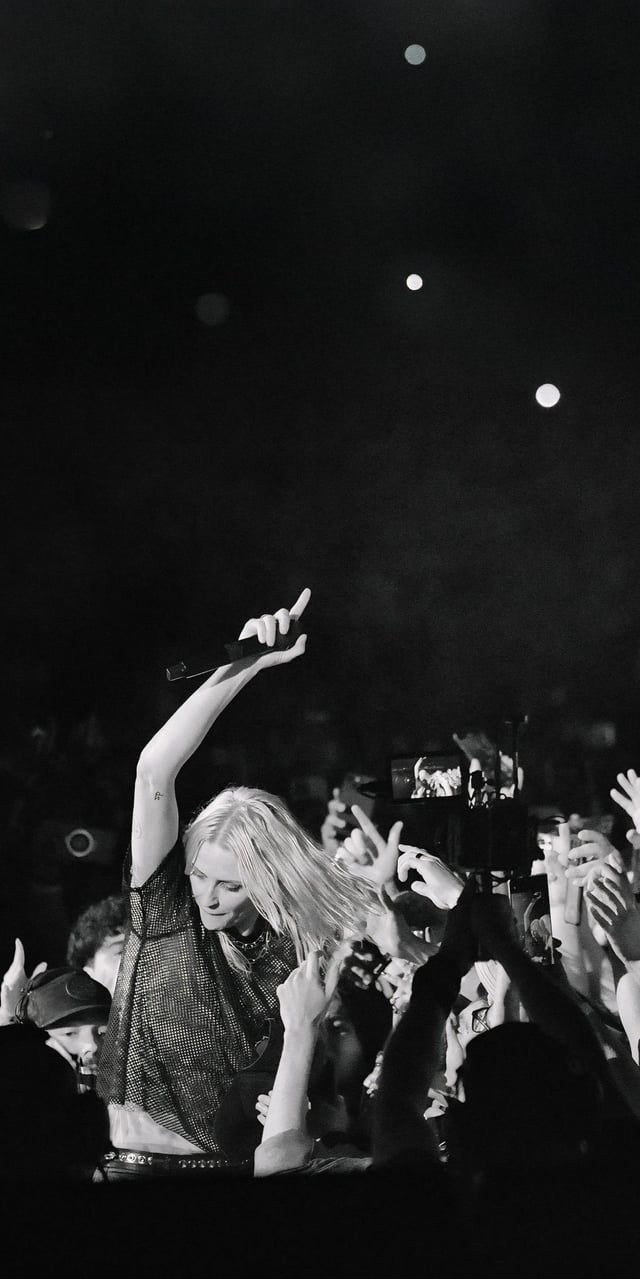 640x1279 Emily mobile wallpaper from recent Mexico show