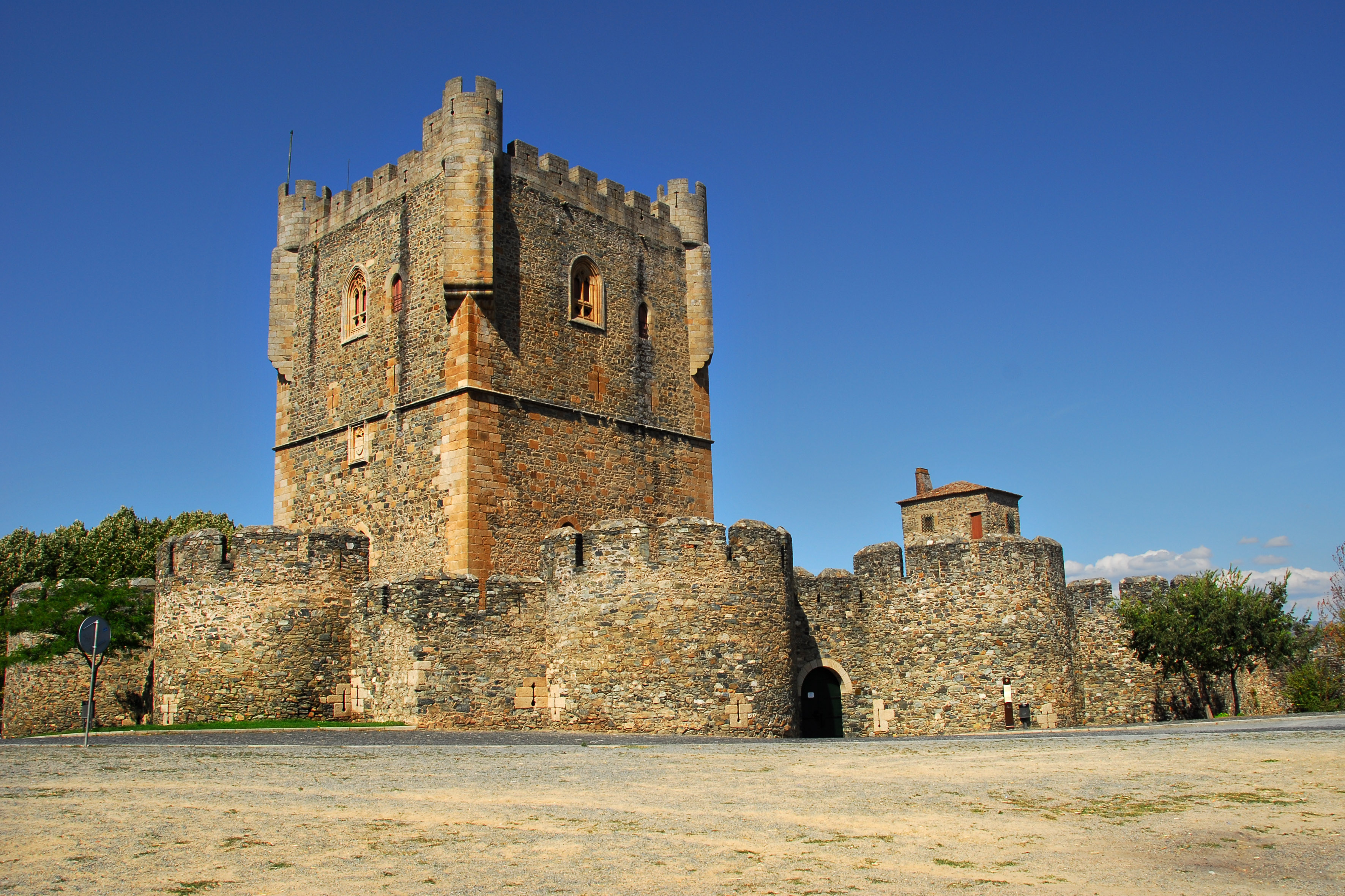 3543x2362 Ficheiro:Castelo de Bragança Portugal