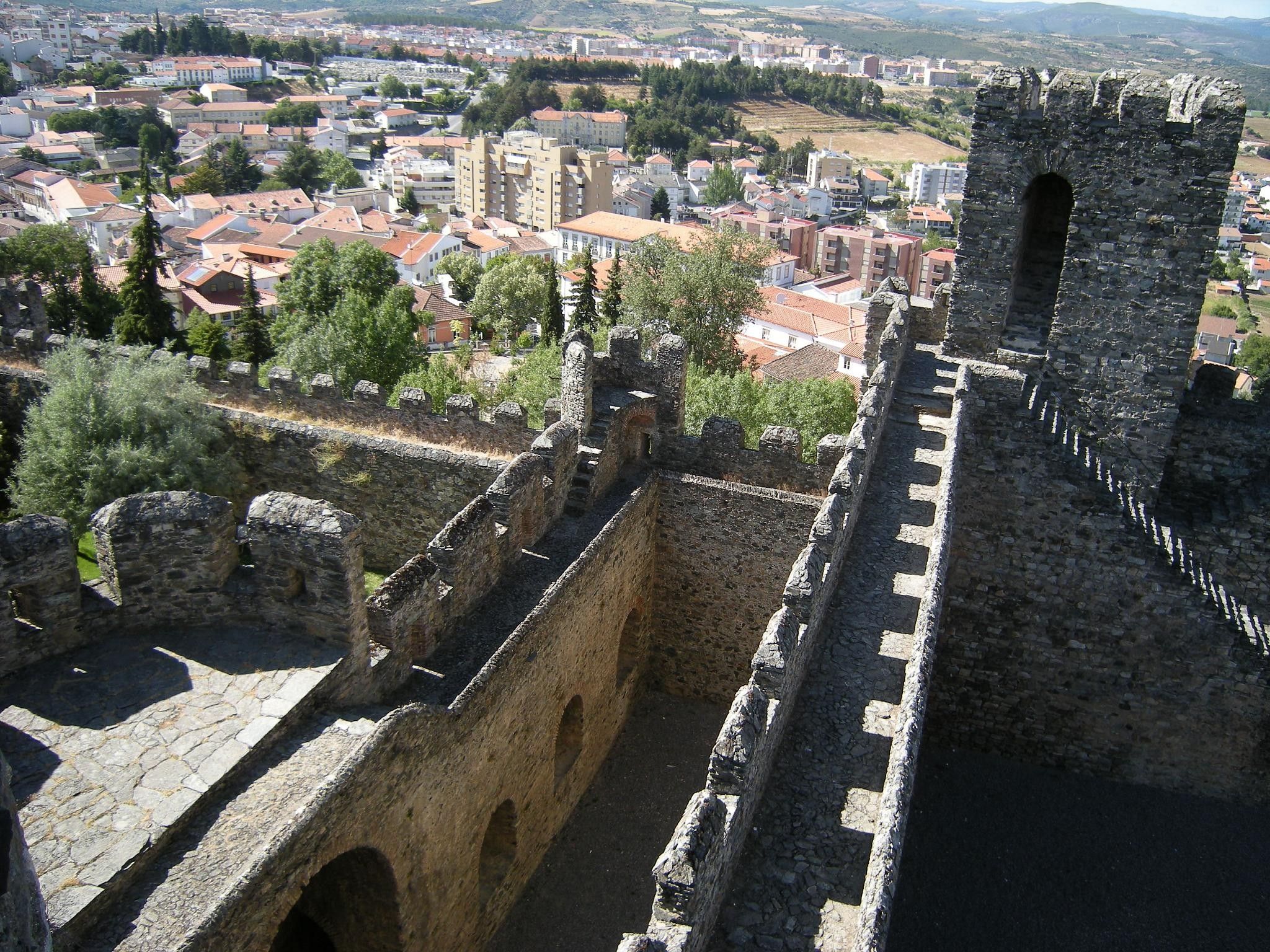 2048x1536 Bragança and chestnuts in the land of silk