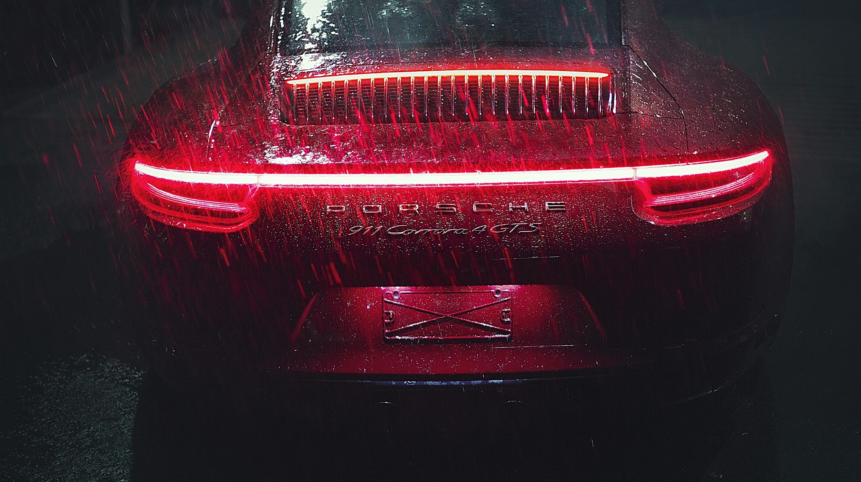 3000x1681 Red and black car tail light photo