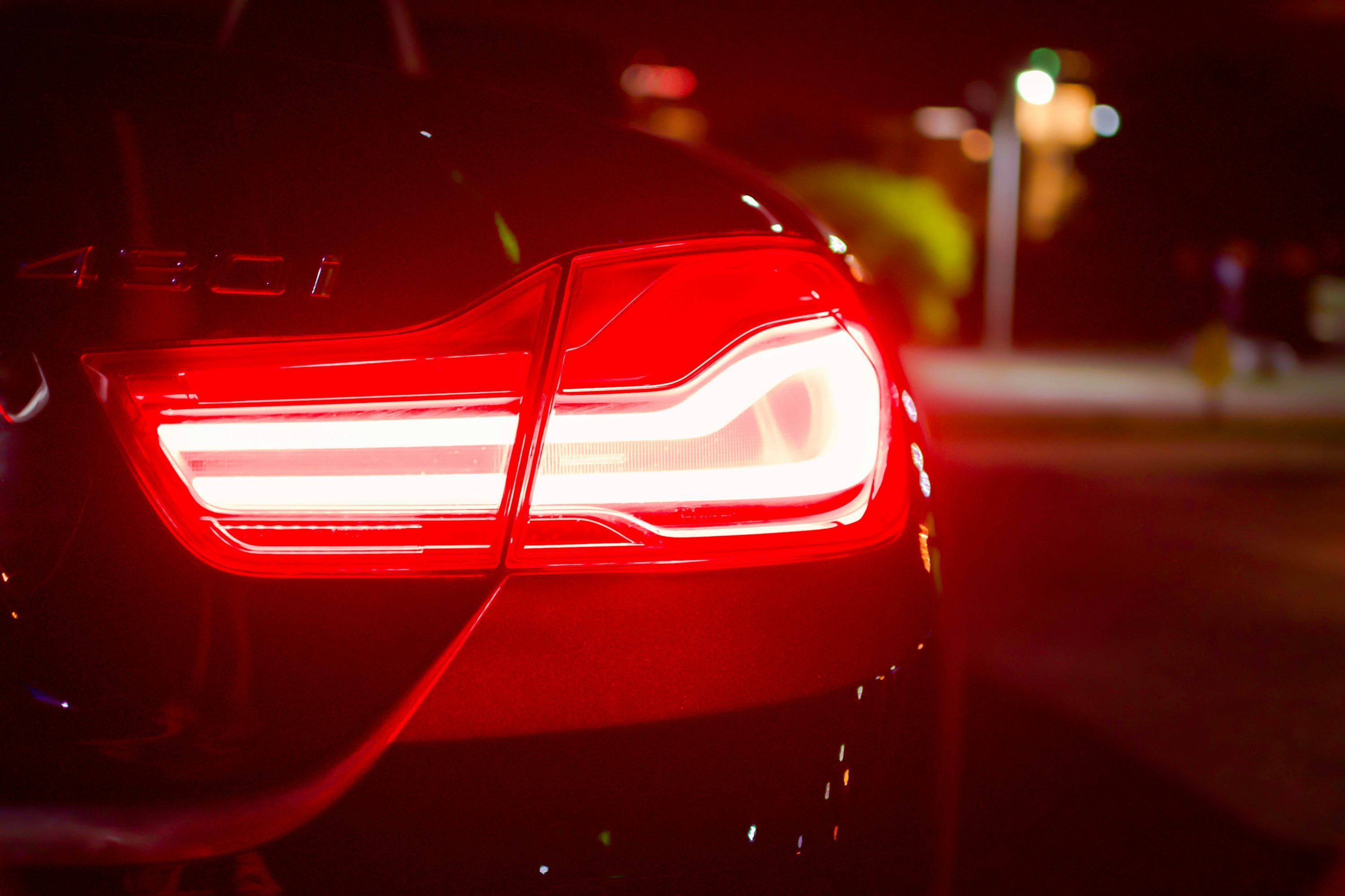 3000x2000 Car brake light photo