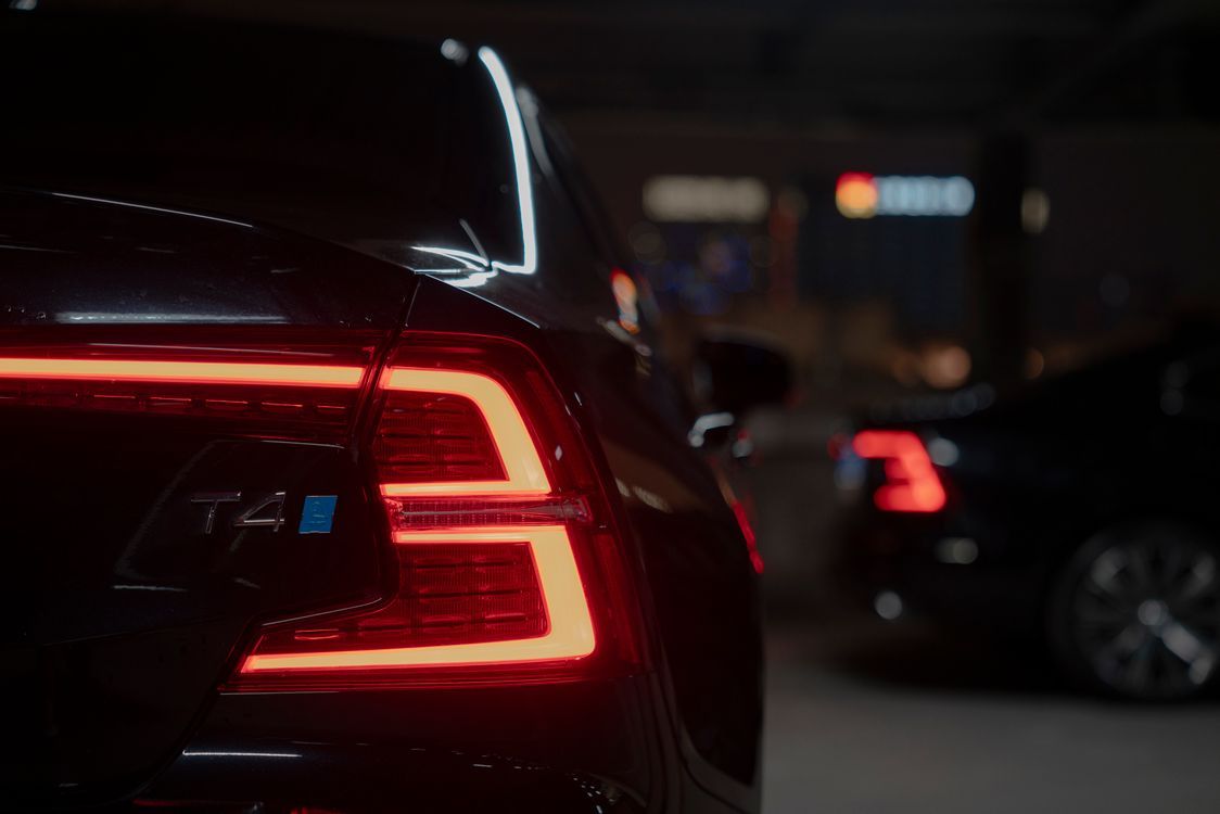 1124x750 Close Up Of Car Tail Light At Night · Free