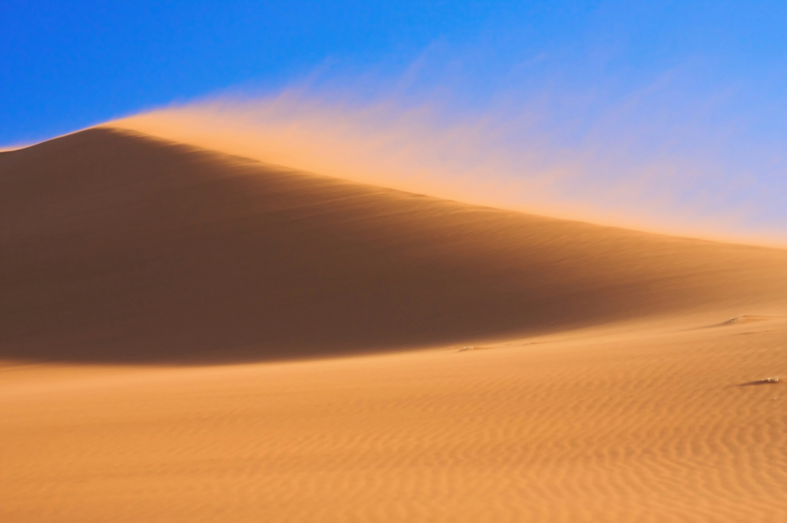 2500x1661 Arabian Desert Windy Sand Dunes