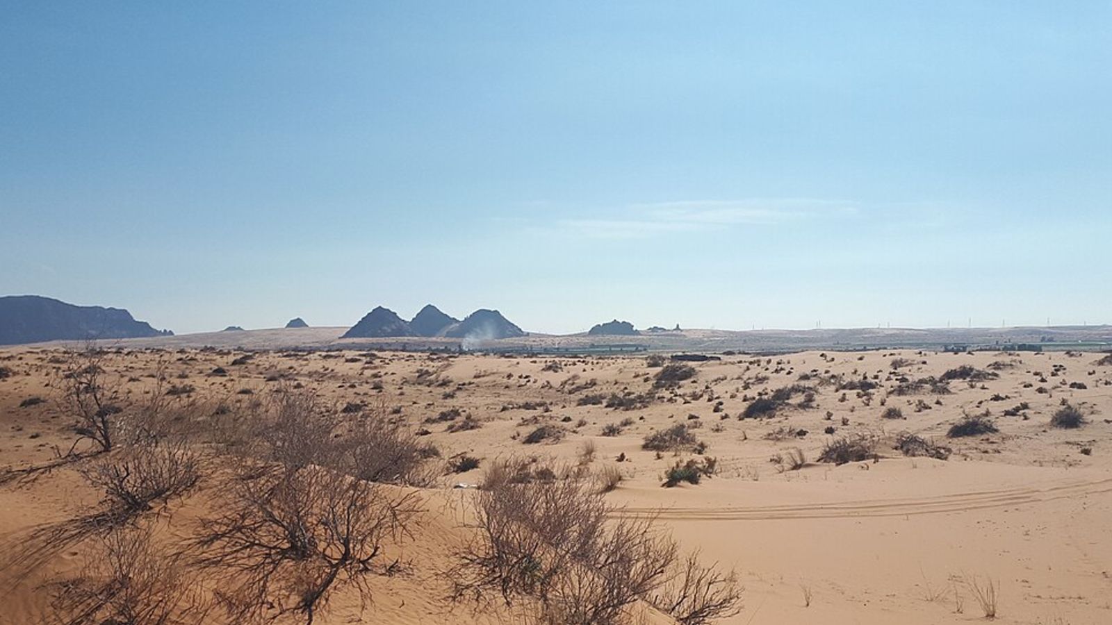 1600x900 Ancient Lake Full Of Crop Circles Lurks In The Shadow Of Saudi Arabia's 'camel Hump' Mountain