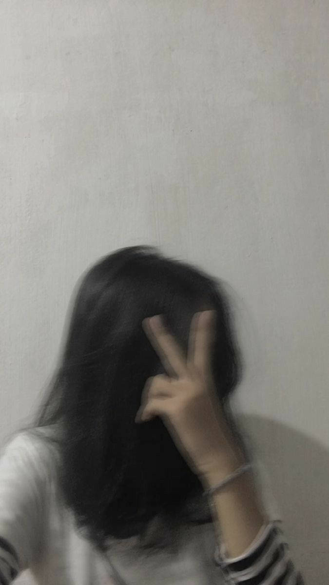 675x1200 Blurry Girl Wallpaper