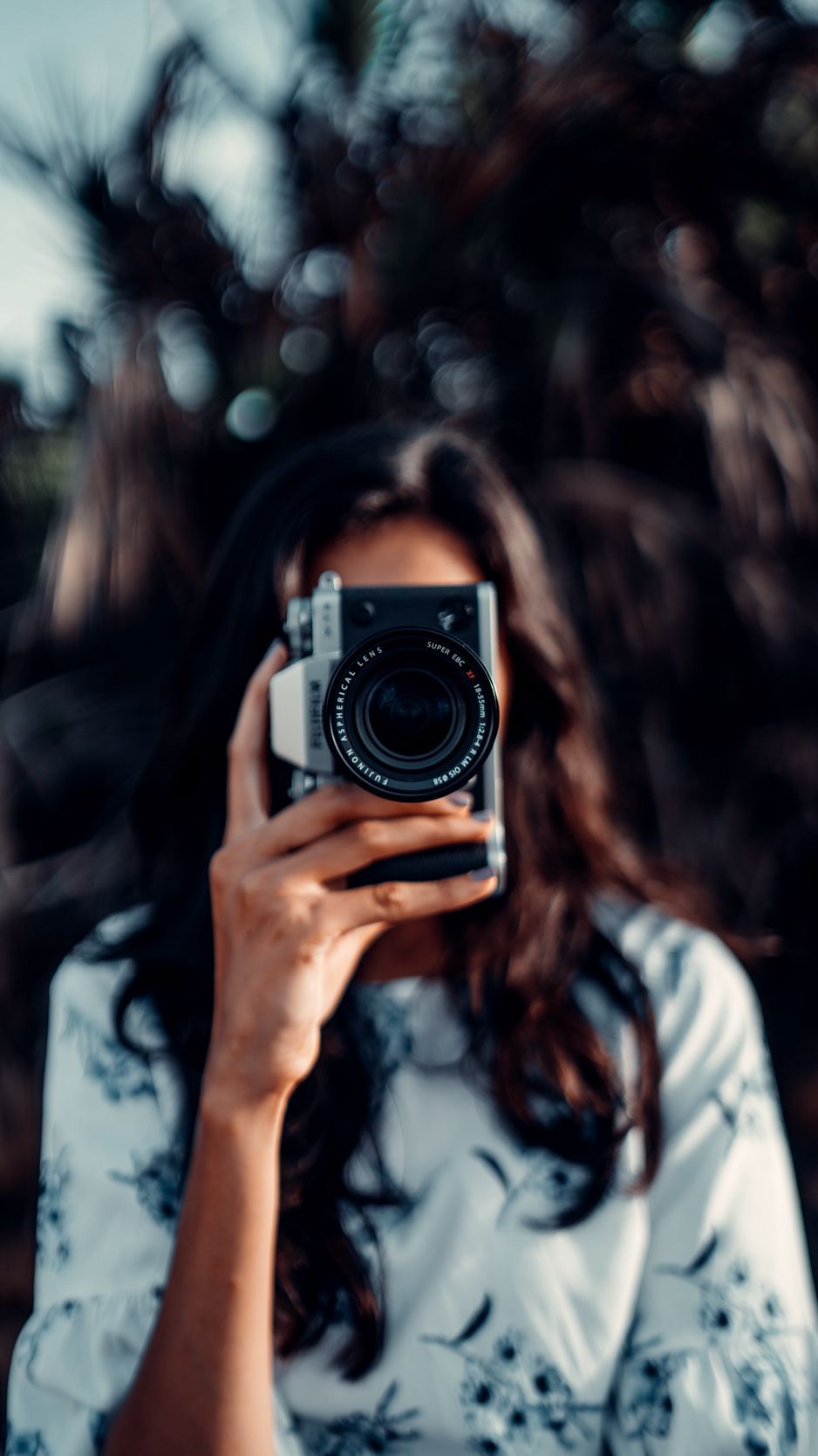 938x1668 Download Wallpaper 938x1668 Camera, Girl, Blur, Focus Iphone 8 7 6s 6 For Parallax HD Background