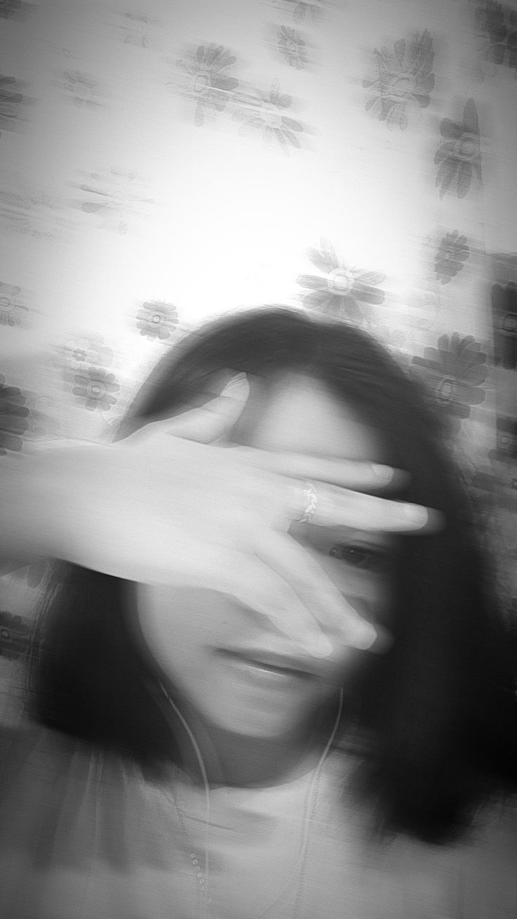 736x1308 Motion Blur Girl Wallpaper