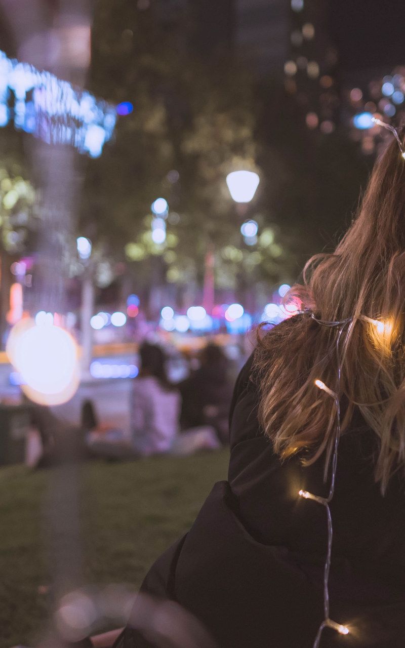 800x1280 Blurry Girl Wallpaper