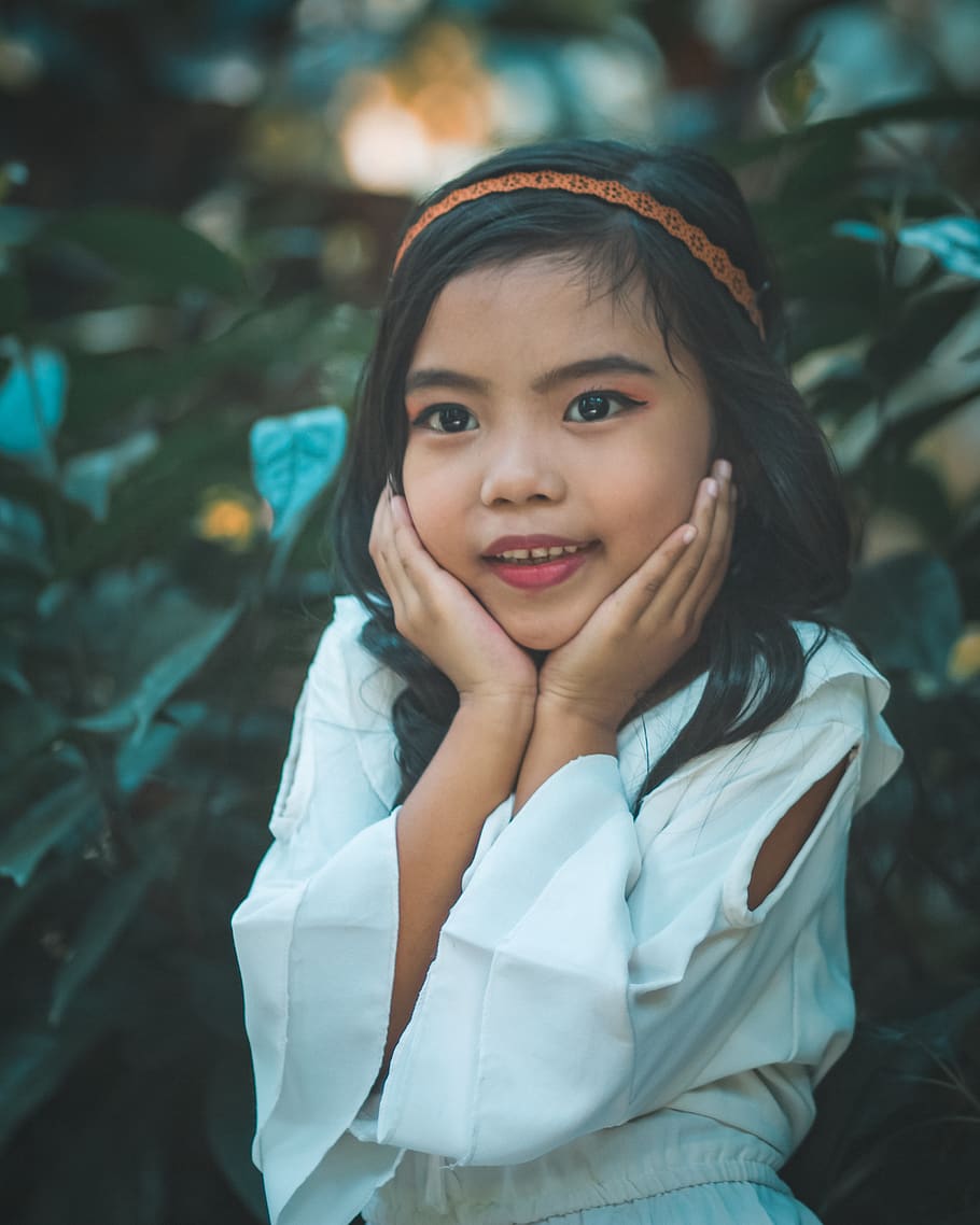 910x1138 HD wallpaper: Girl Holding Her Face, blur, child, cute, depth of field, fashion