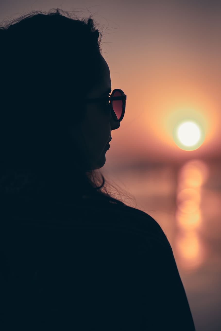 910x1363 3072x1920px Free download. silhouette photo, woman, back view, beach, blur, dawn, depth of field, eyewear