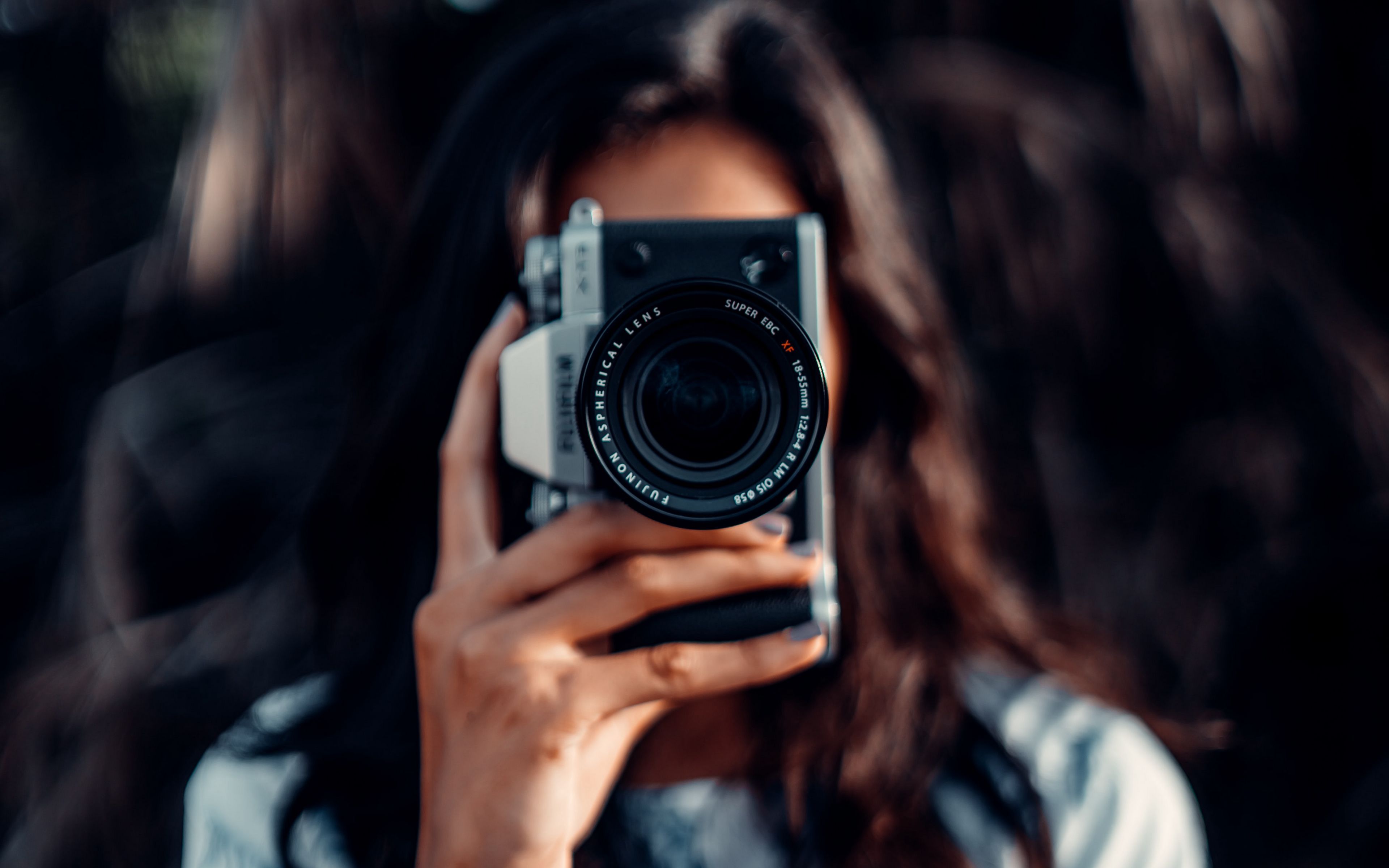 3840x2400 Download wallpaper 3840x2400 camera, girl, blur, focus 4k ultra HD 16:10 HD background