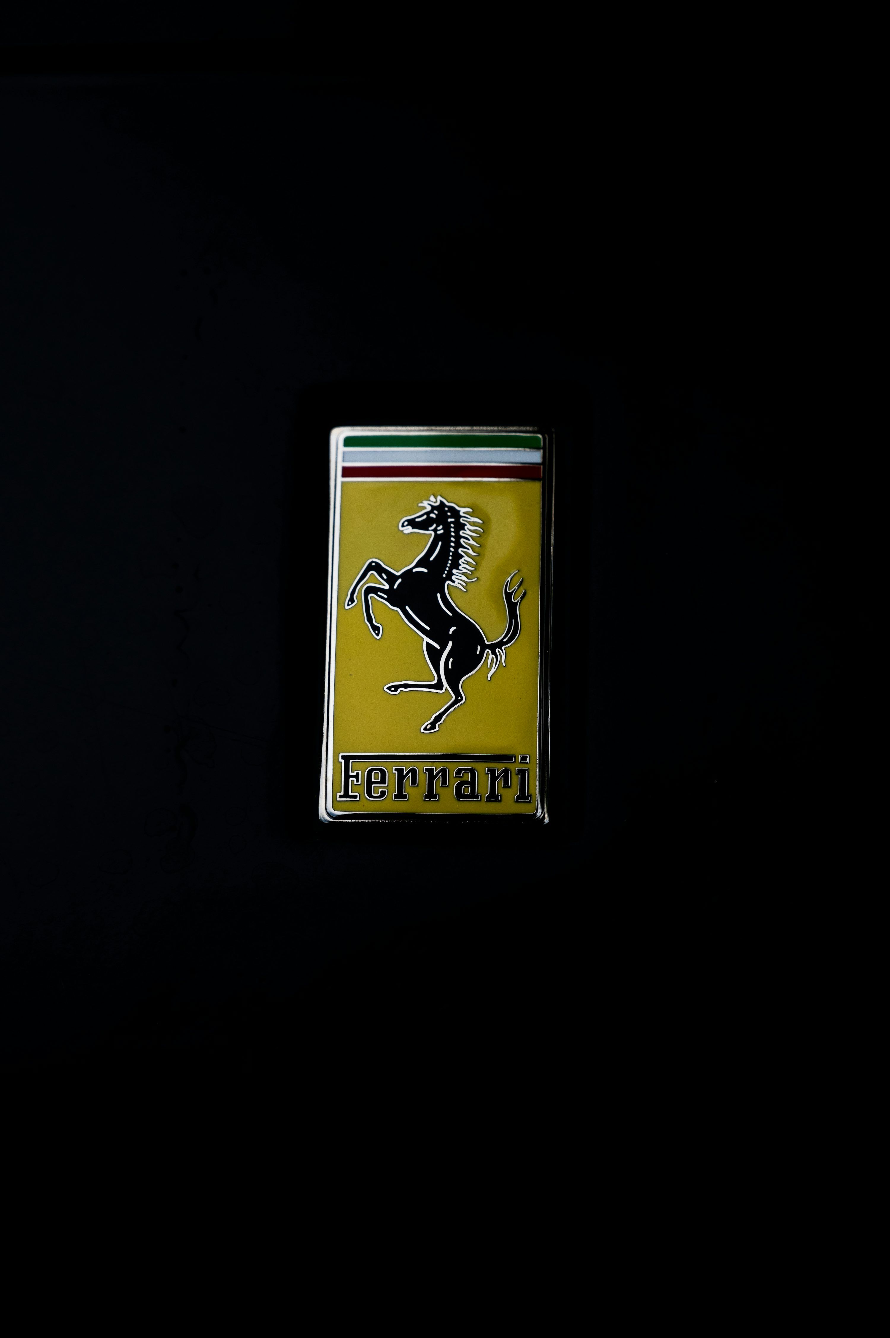 3000x4509 A ferrari emblem on a black background photo