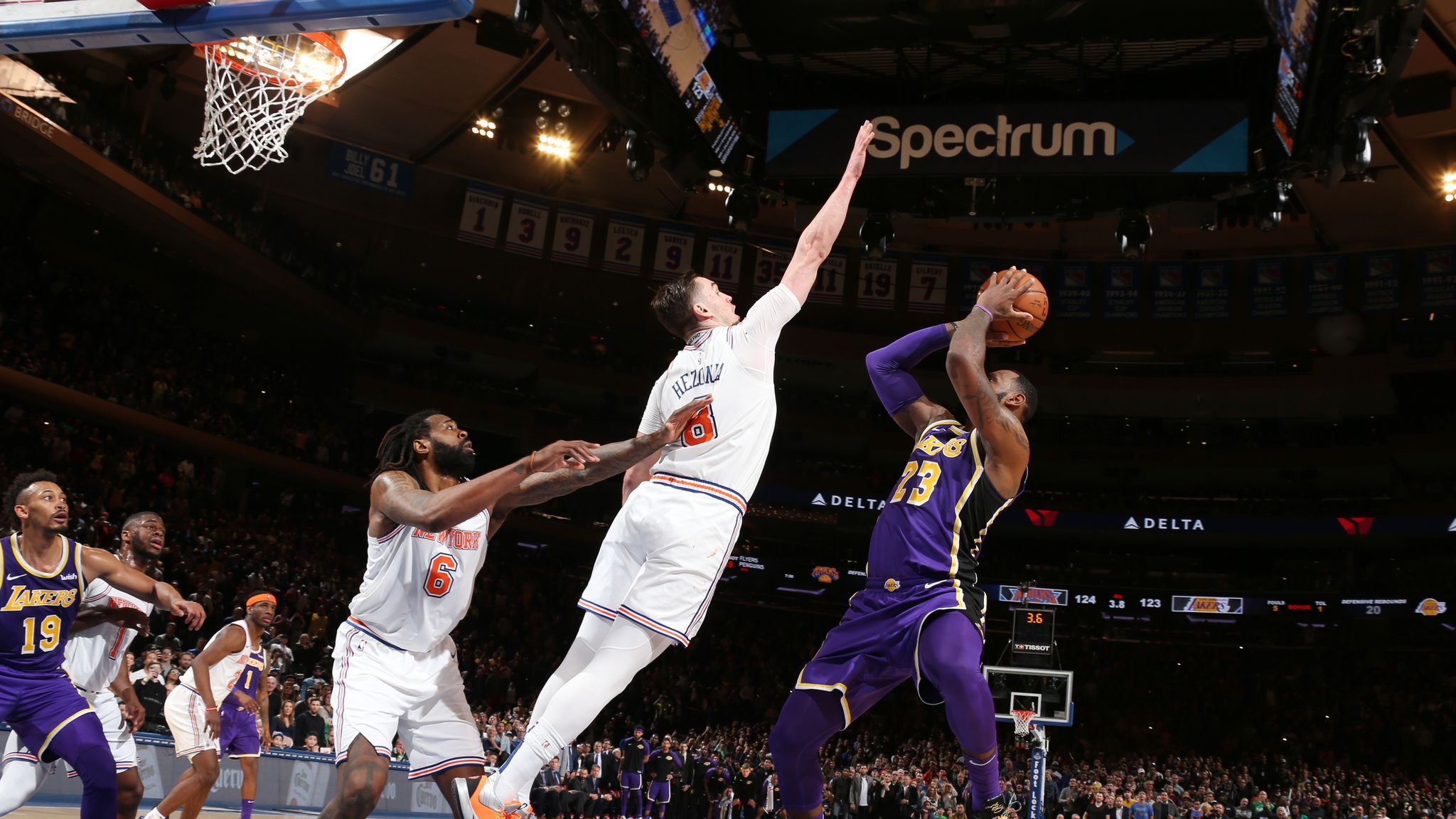 2048x1152 LeBron James endured a tough night as the Los Angeles Lakers lost to the New York Knicks