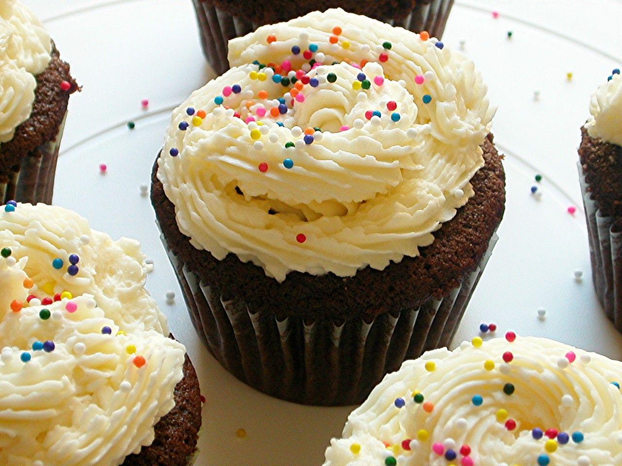 1280x960 chocolate cupcakes and vanilla frosting