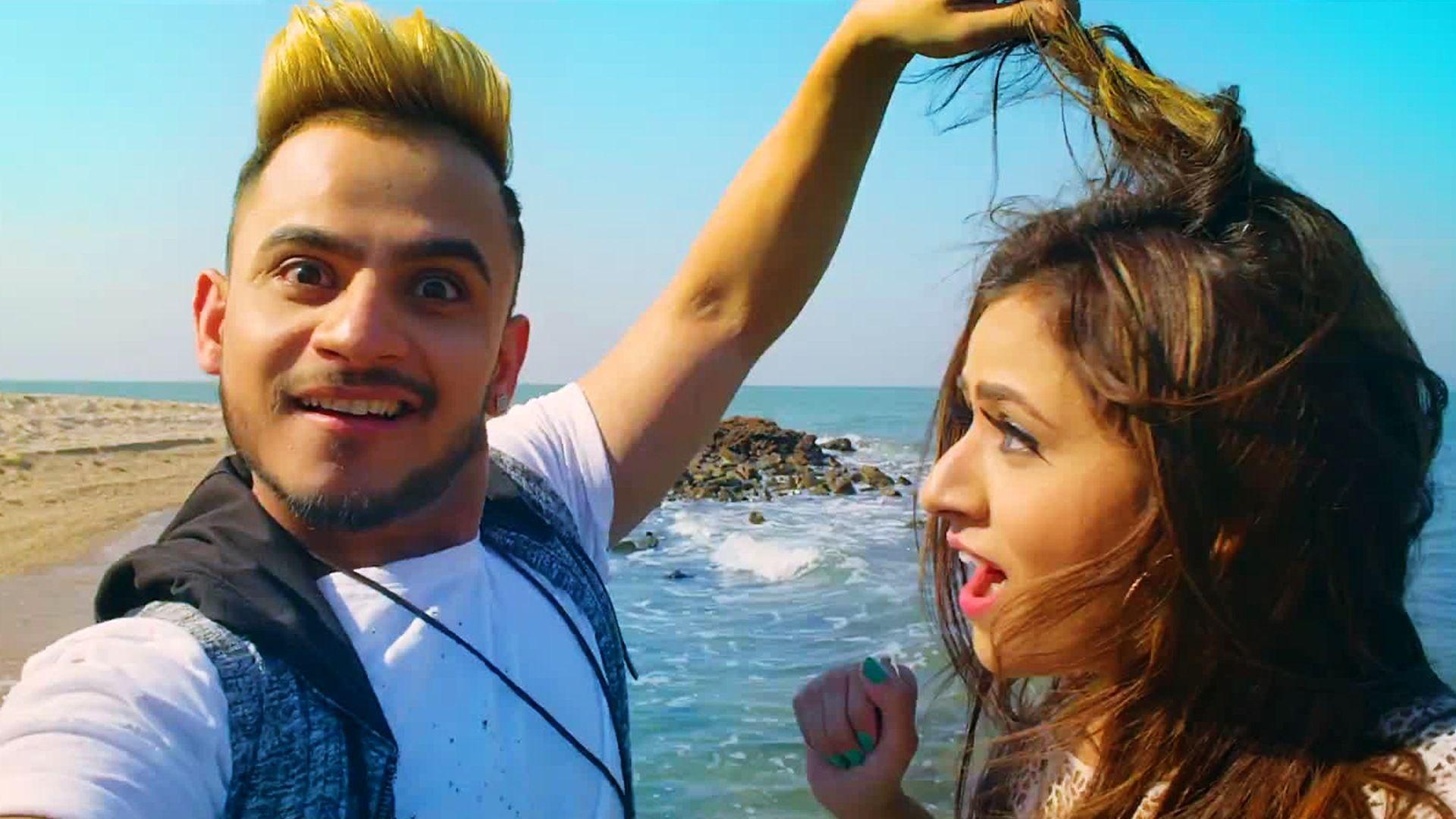1920x1080 Cute Couple On Beach Best Wallpaper 13796