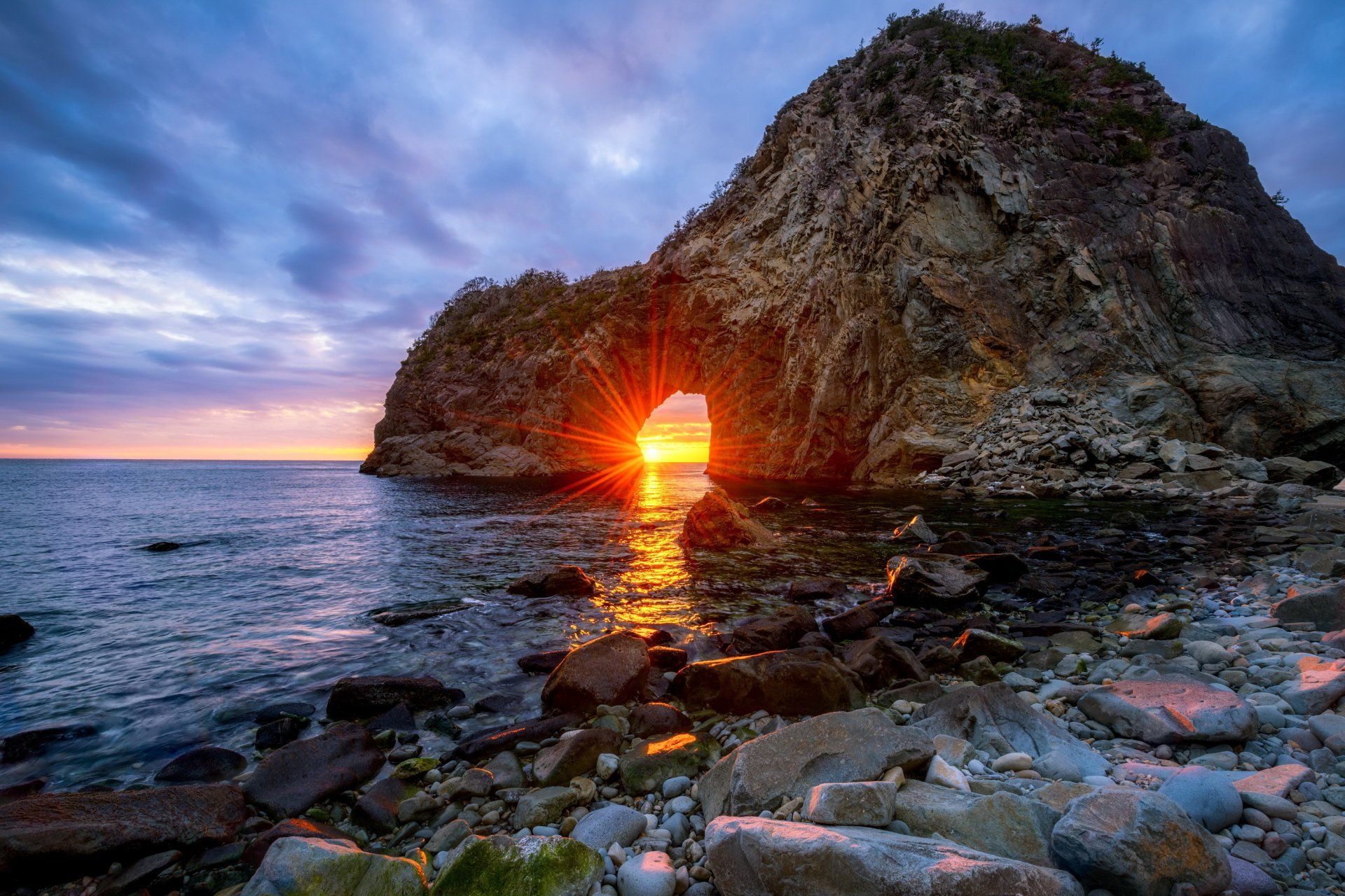1920x1280 Sunbeam Arch at Japan's Ocean Horizon: Stunning Stone Beach Sunset HD Wallpaperx2000