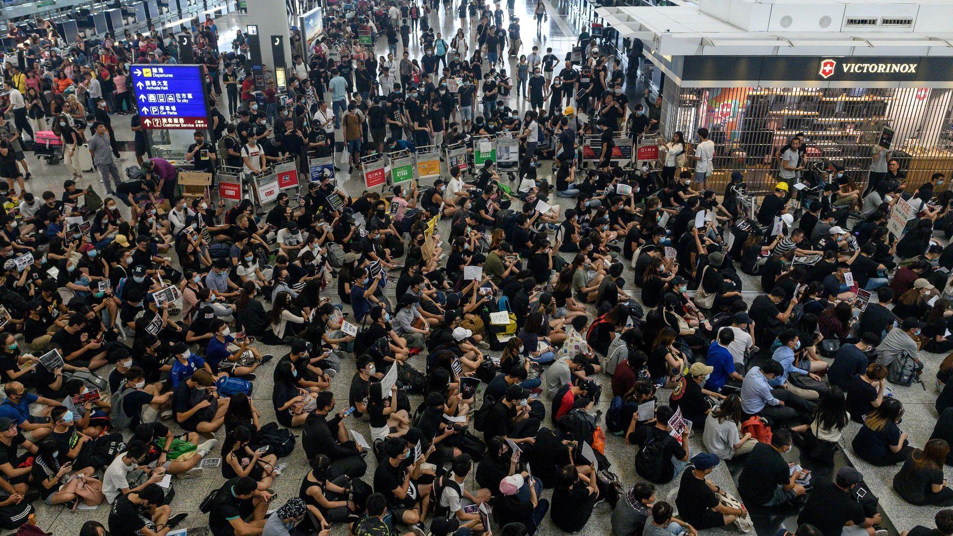1920x1080 Hong Kong Airport in Turmoil As Protests Result in 2nd Day of Cancellations