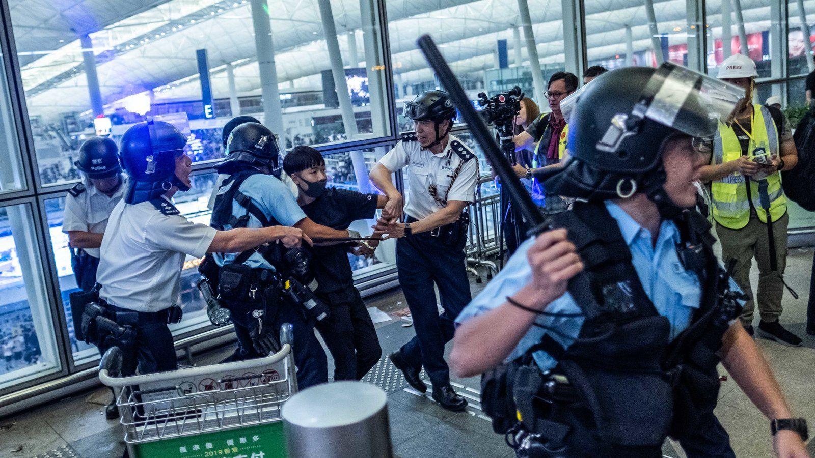 1600x900 Chaos Grips Hong Kong's Airport as Police Clash With Protesters