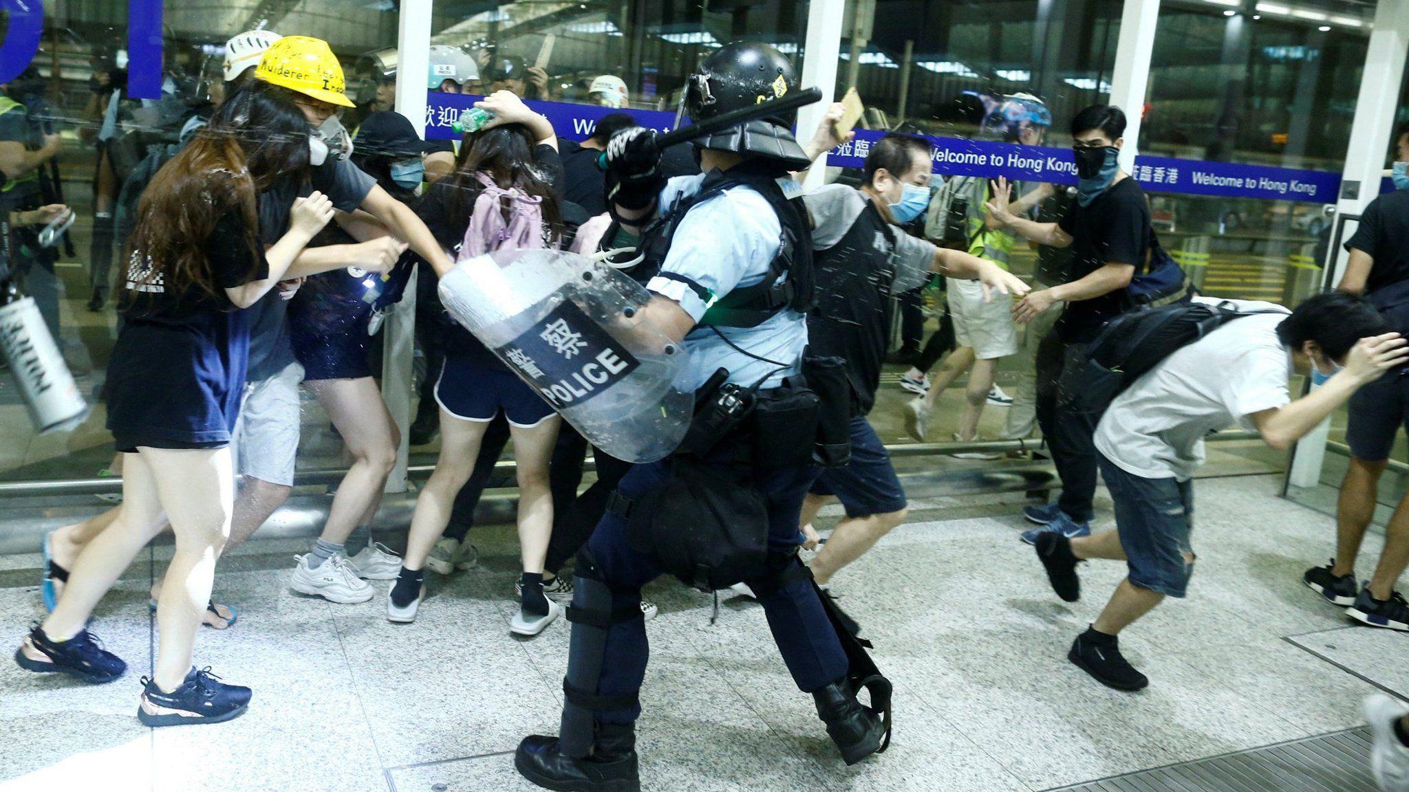 2048x1152 Protesters in violent clash with police at Hong Kong airport