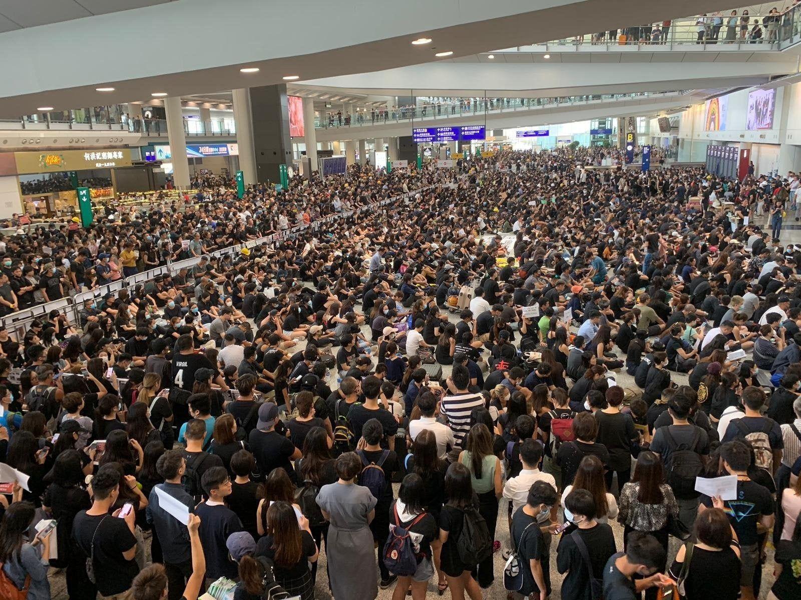 1600x1200 Hong Kong Protesters Occupy The Airport Flights in and out cancelled