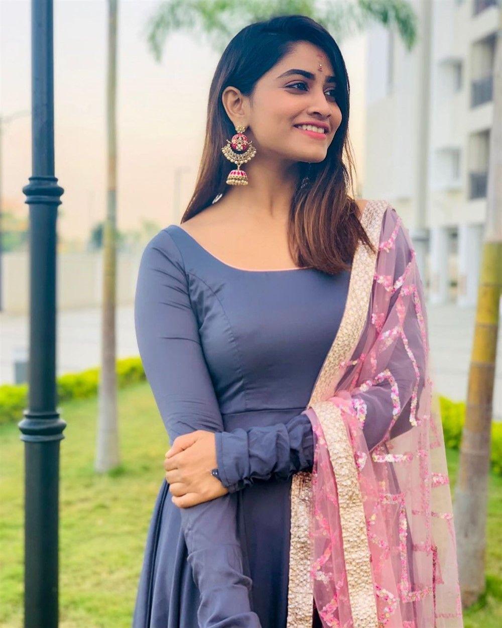 1000x1250 TV Serial Actress Shivani Narayanan Photohoot Image. New Movie Posters