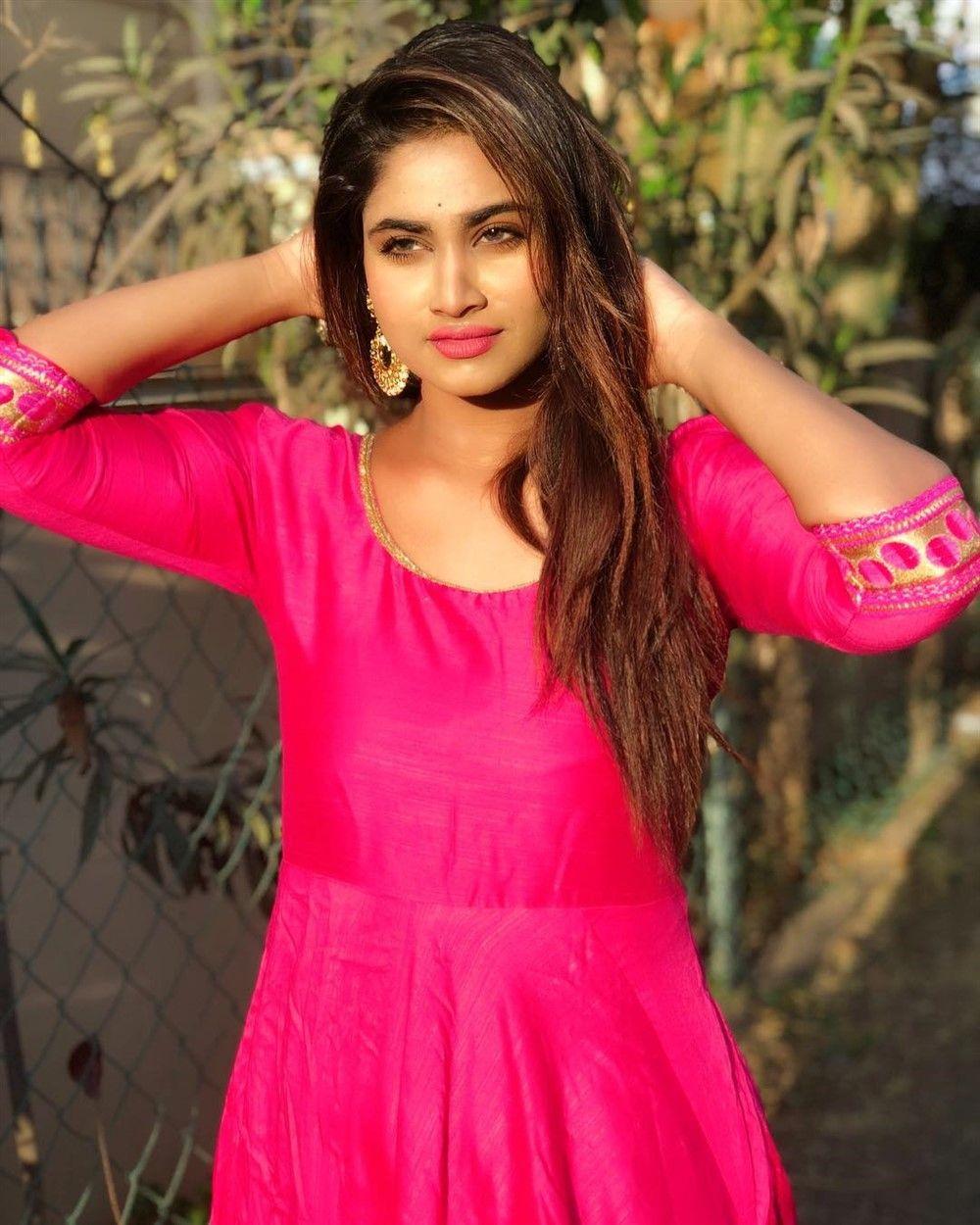 1000x1250 TV Serial Actress Shivani Narayanan Photohoot Image. New Movie Posters