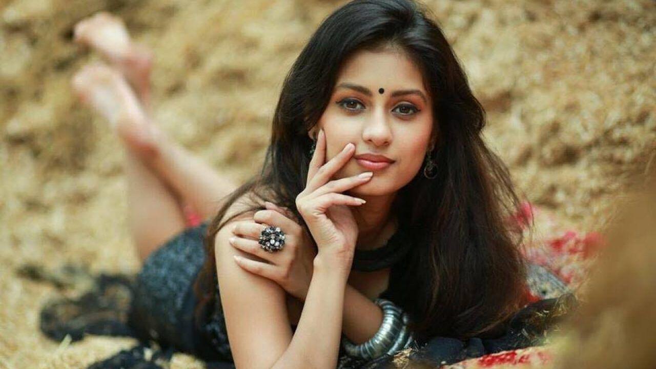 1280x720 Kanika Tiwari Wiki, Biography, Age, Family, Movies, Image