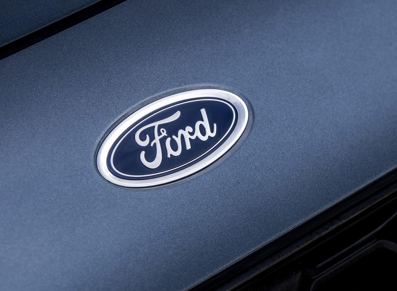 1600x1174 Ford Kuga Plug In Hybrid ST Line Badge Wallpaper (19)