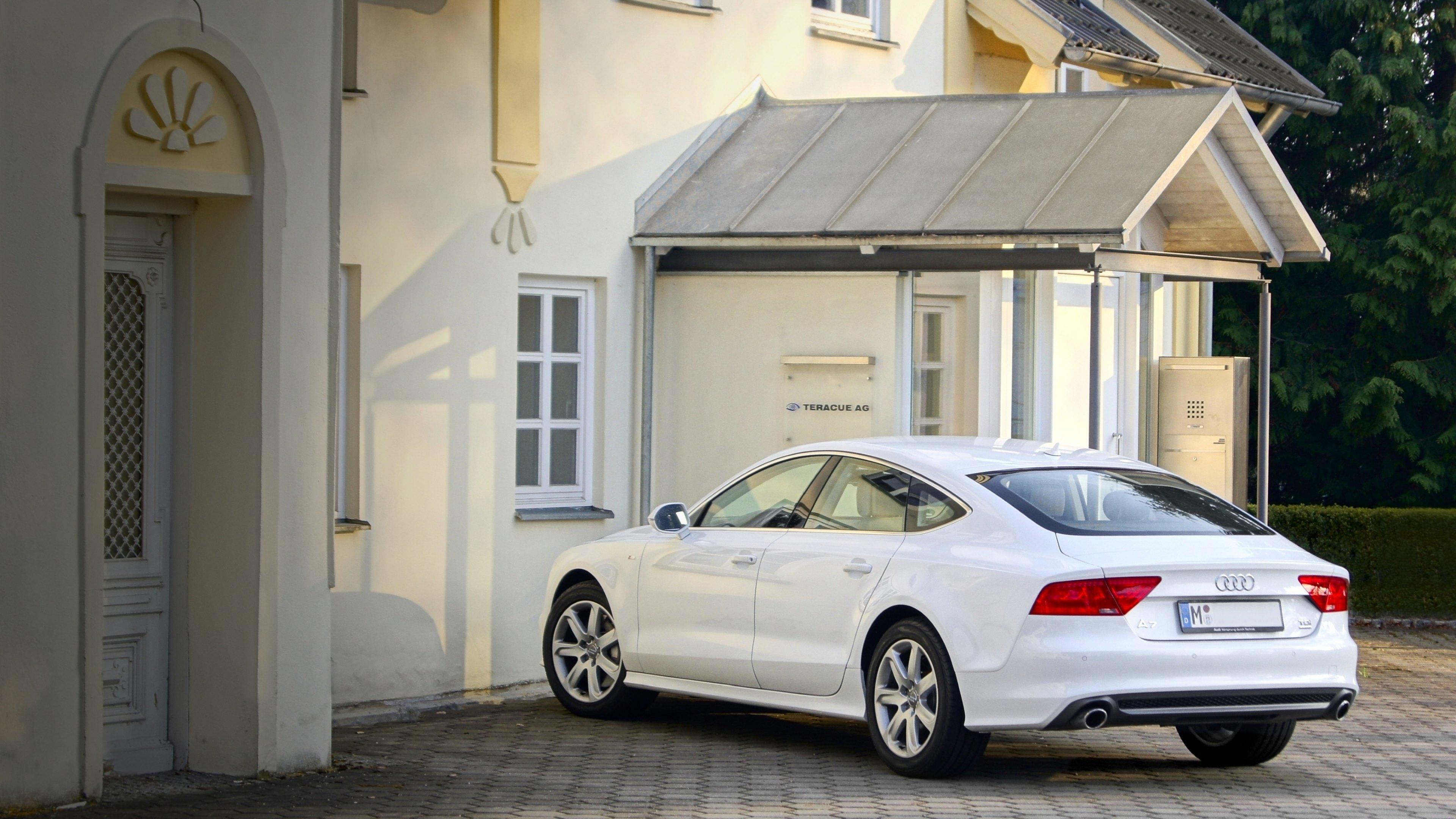 3840x2160 HD Audi A7 in front of the house Wallpaper