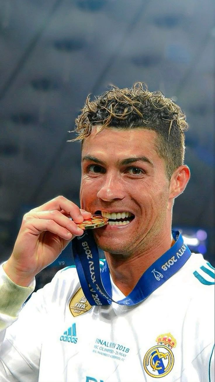 736x1308 Cristiano Ronaldo Wallpaper 4k