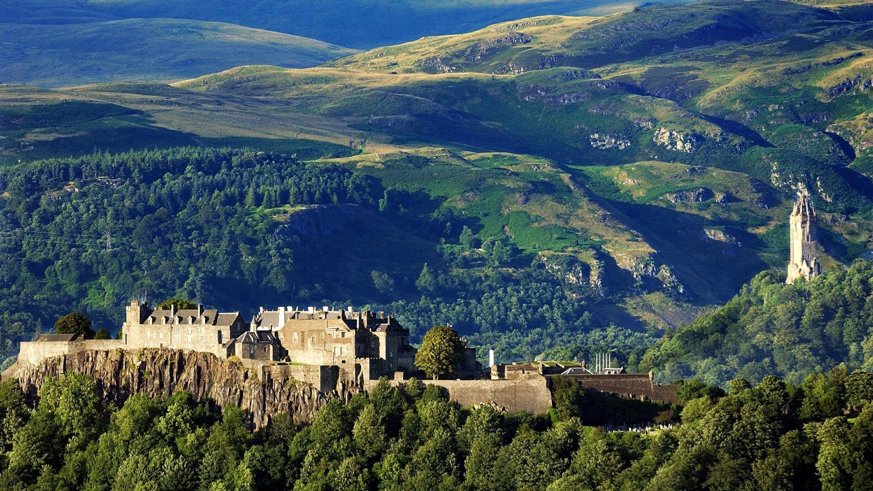 3008x1692 Stirling Castle and The Wallace Monument Scotland HD wallpaper