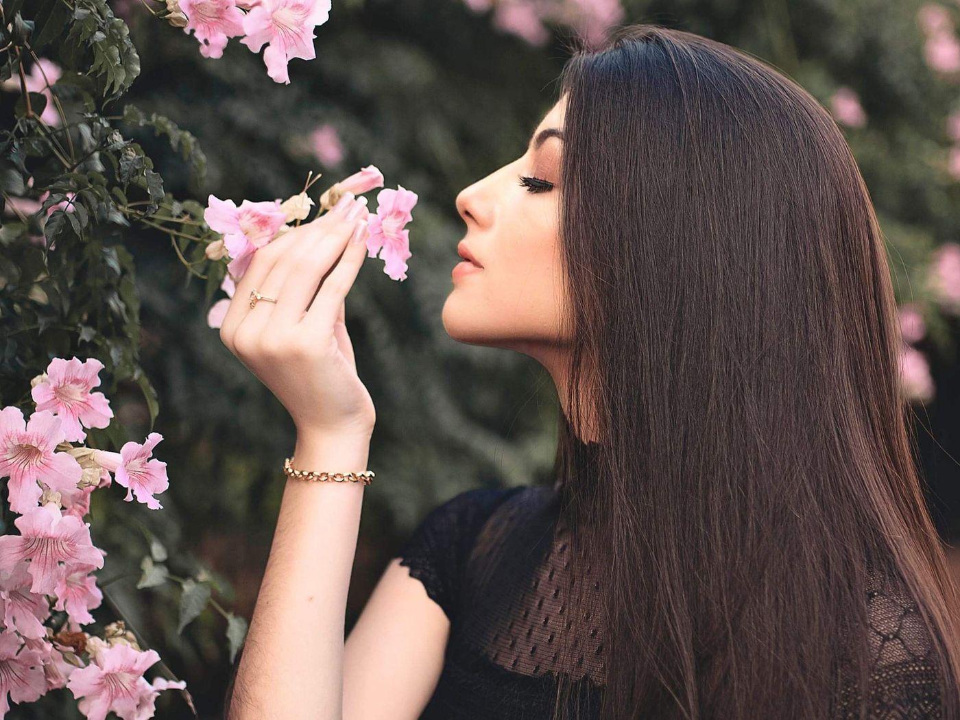 1400x1050 Attractive Beautiful Girl Smelling Flowers 1400x1050 Resolution HD 4k Wallpaper, Image, Background, Photo and Picture