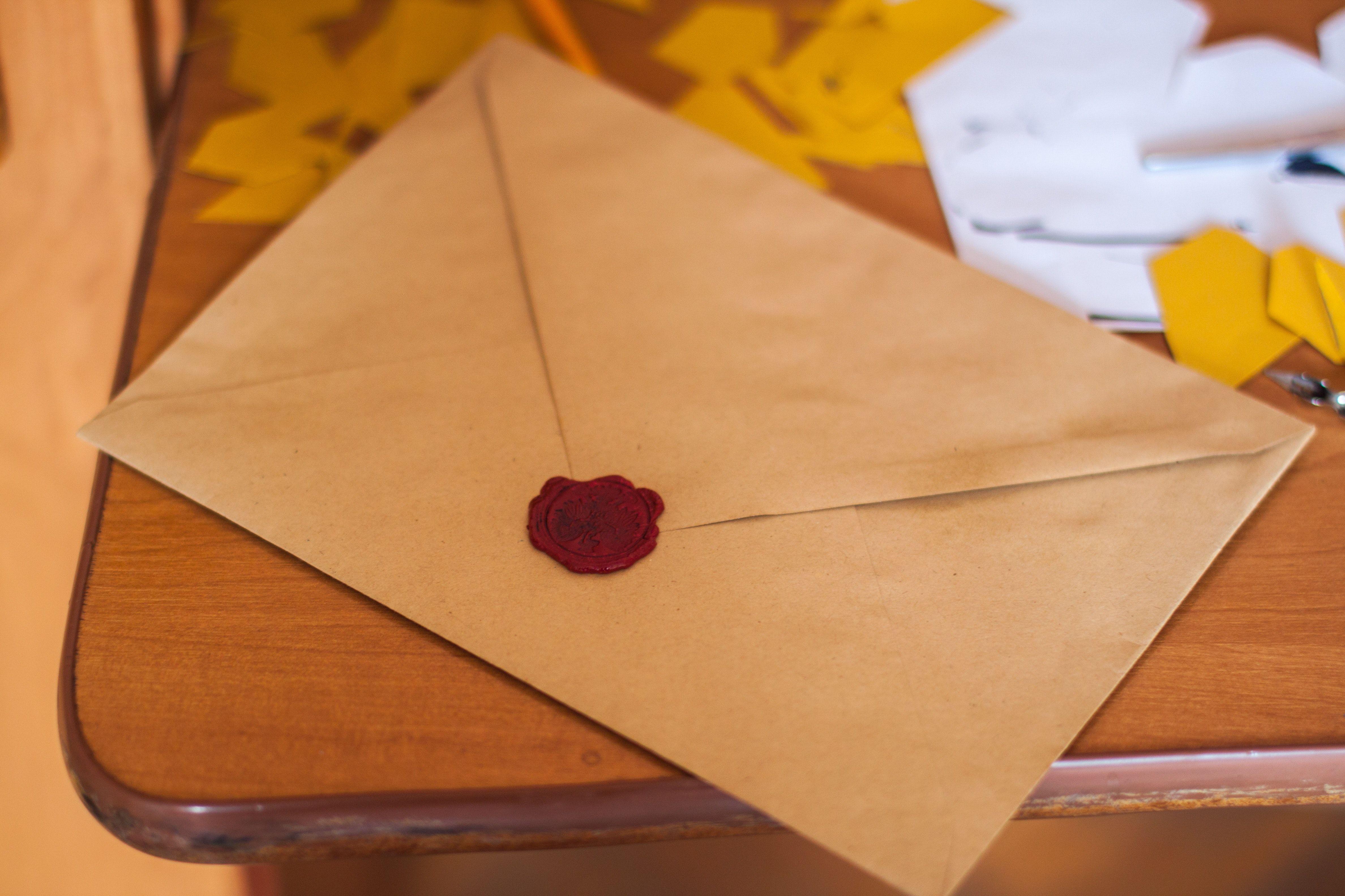 4752x3168 Brown Paper Envelope on Table · Free