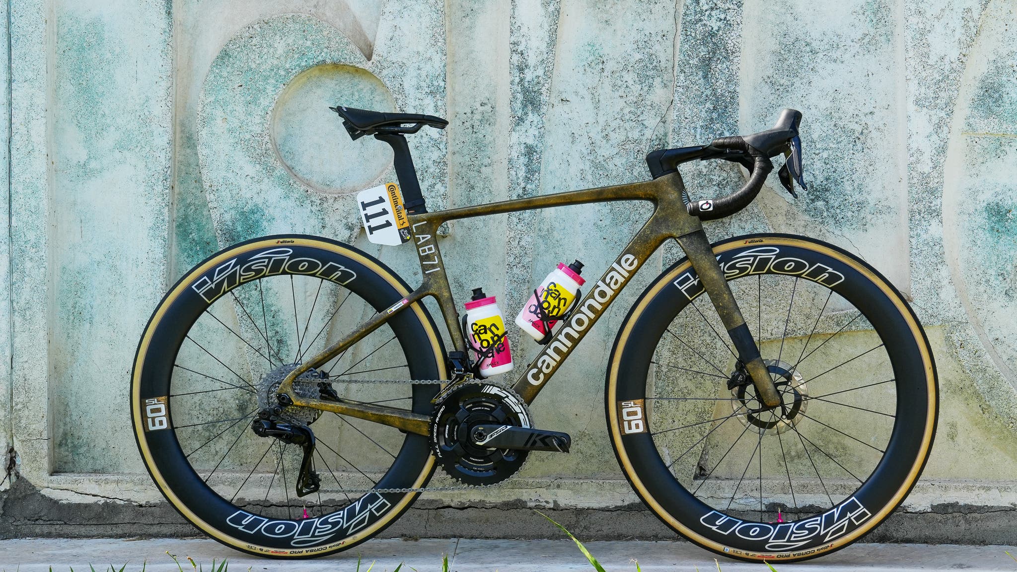 2048x1152 Tour de France Bike Check: Richard Carapaz's Gold Bike