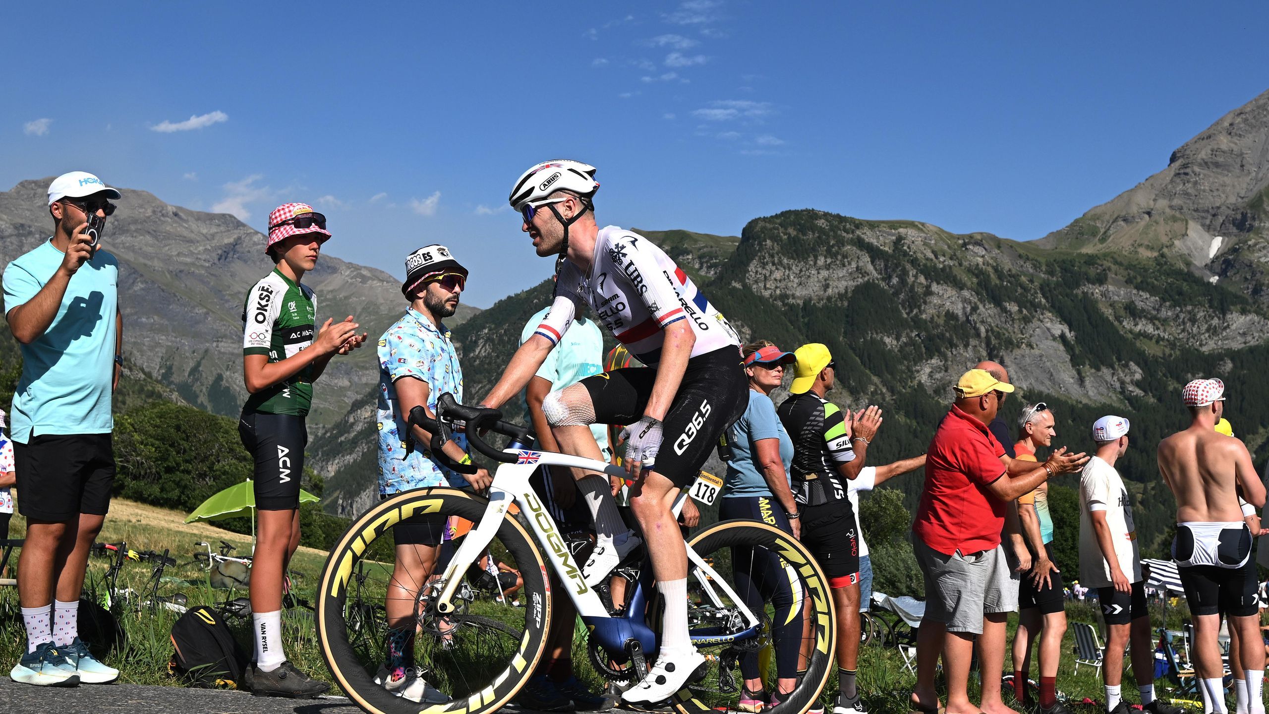 2560x1440 Fred Wright is riding the final stages of the Tour de France with a broken hand