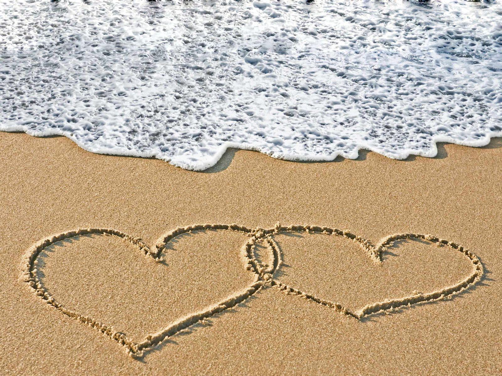 1600x1200 Love Picture: Valentine's Beach Love Wallpaper