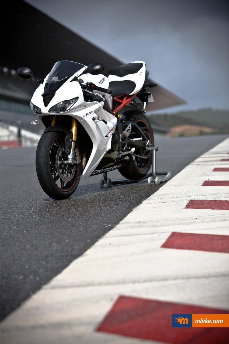 800x1200 Triumph Daytona 675r Mobile Wallpaper