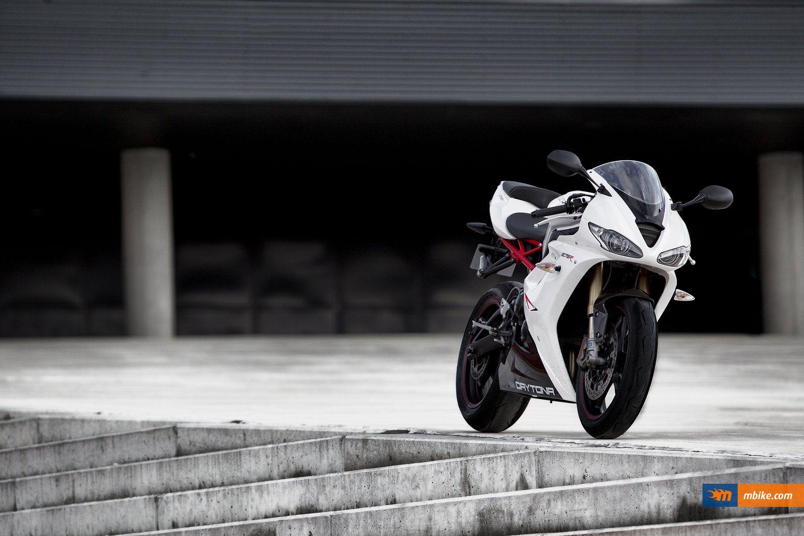 1600x1067 Triumph Daytona 675 R Wallpaper